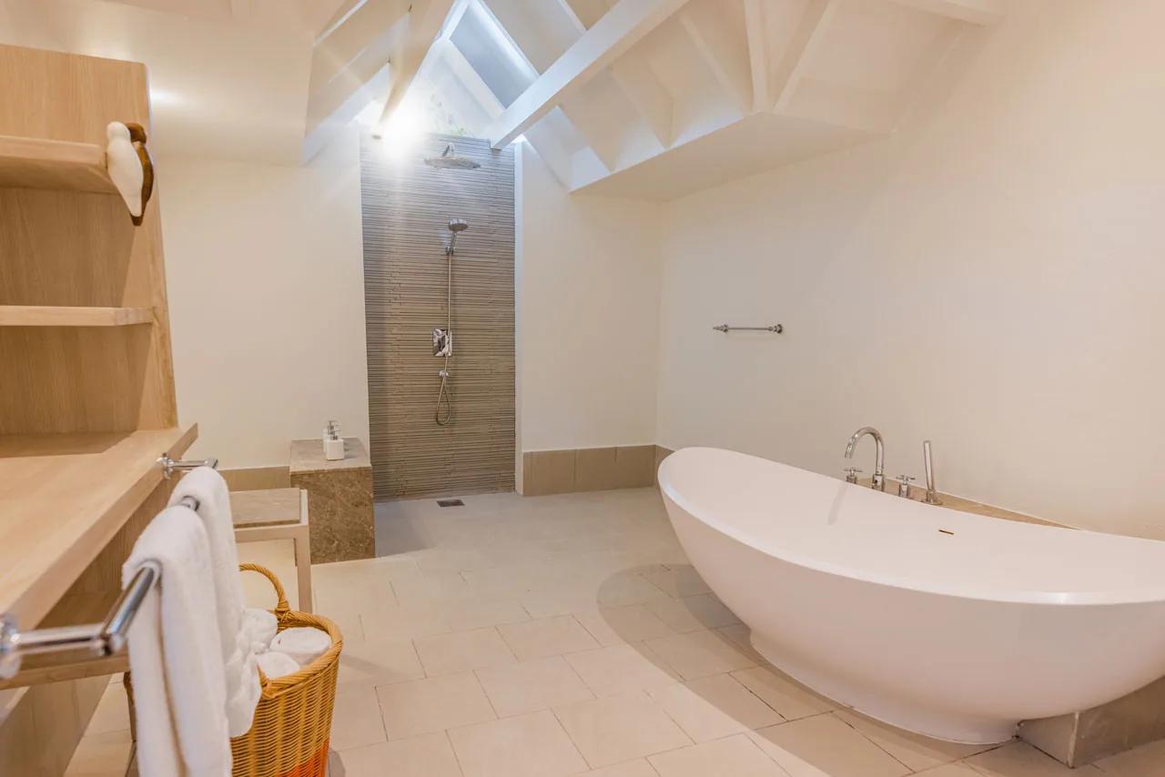 Vasca da bagno e doccia nella Family Beach Pavilion del LUX* South Ari Atoll.