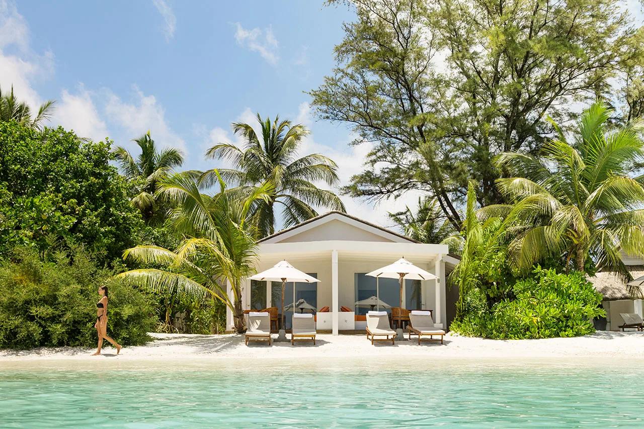 Family Lagoon Pavilion con terrazza, lettini e vista sulla spiaggia al LUX* South Ari Atoll