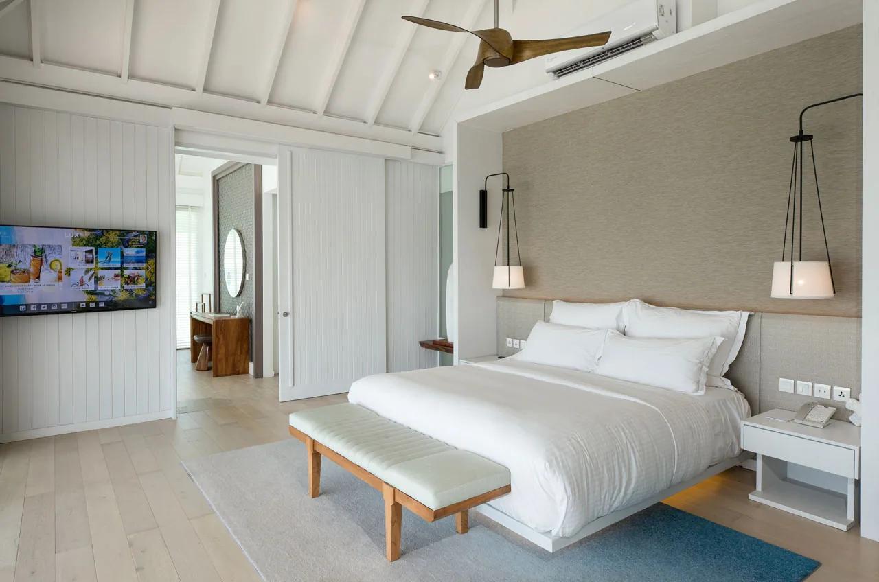 Camera Lux* Villa con letto matrimoniale e televisore a schermo piatto nel LUX* South Ari Atoll.
