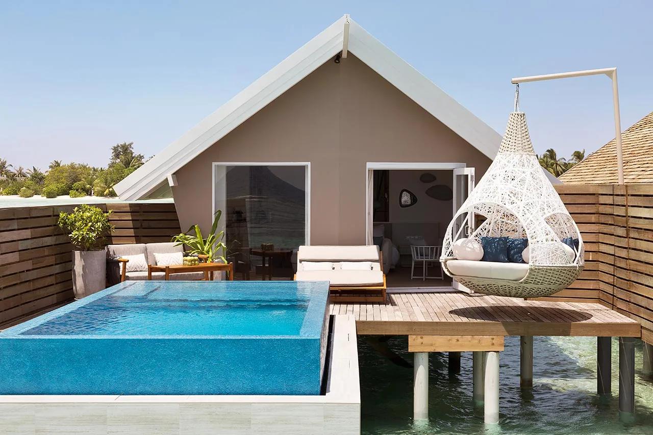 Piscina a sfioro e seduta sospesa nella Overwater Infinity Pool Villa del LUX* South Ari Atoll.