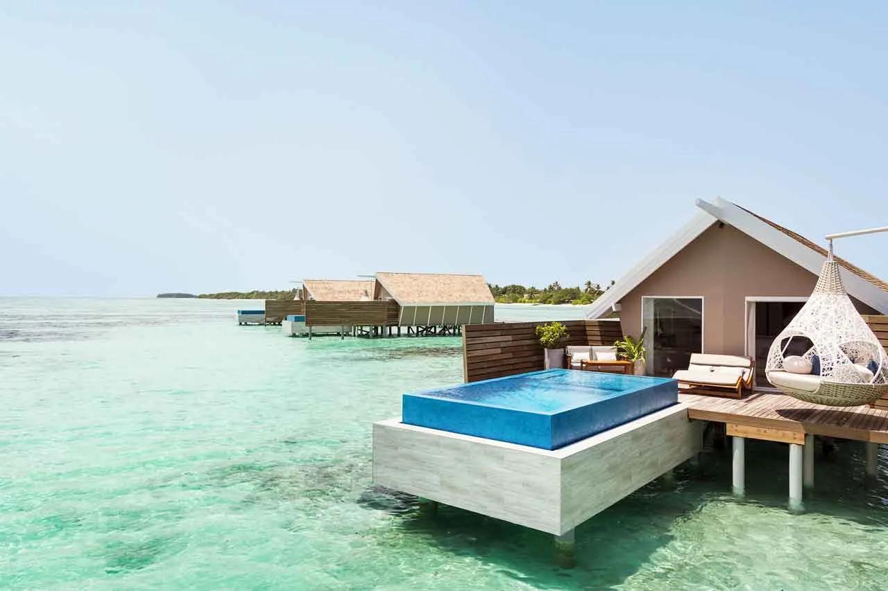 Piscina a sfioro e terrazza con lettini della Overwater Infinity Pool Villa del LUX* South Ari Atoll.