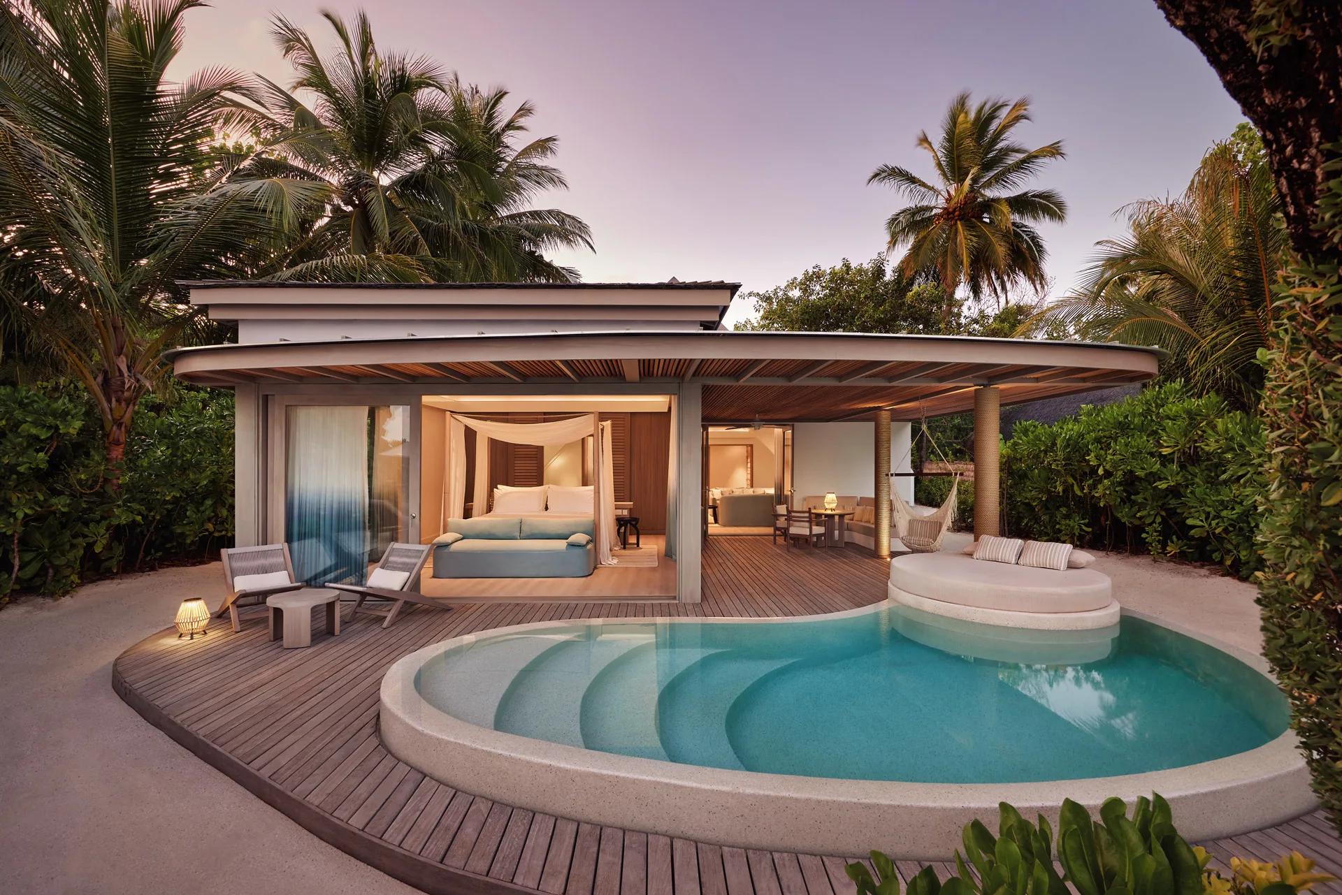 Terrazza della Temptation Beach Pool Villa con piscina privata e sedie a sdraio al LUX* South Ari Atoll.