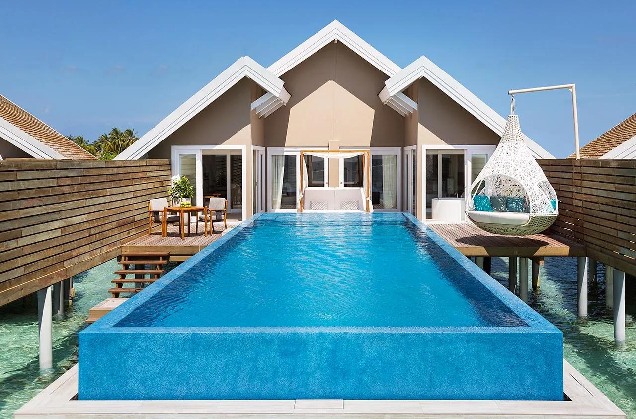 Piscina della Temptation Pool Water Villa con terrazza e poltrona sospesa al LUX* South Ari Atoll.