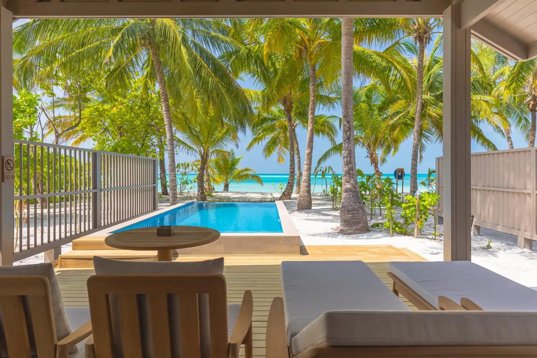 Terrazza della Beach Pool Villa con piscina privata e vista sulle palme al Meeru Island Resort & Spa