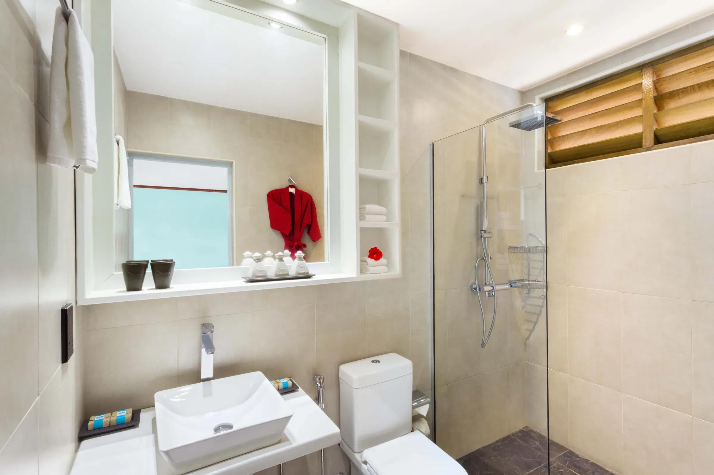Bagno della Garden Room con lavabo moderno e doccia al Meeru Island Resort & Spa.