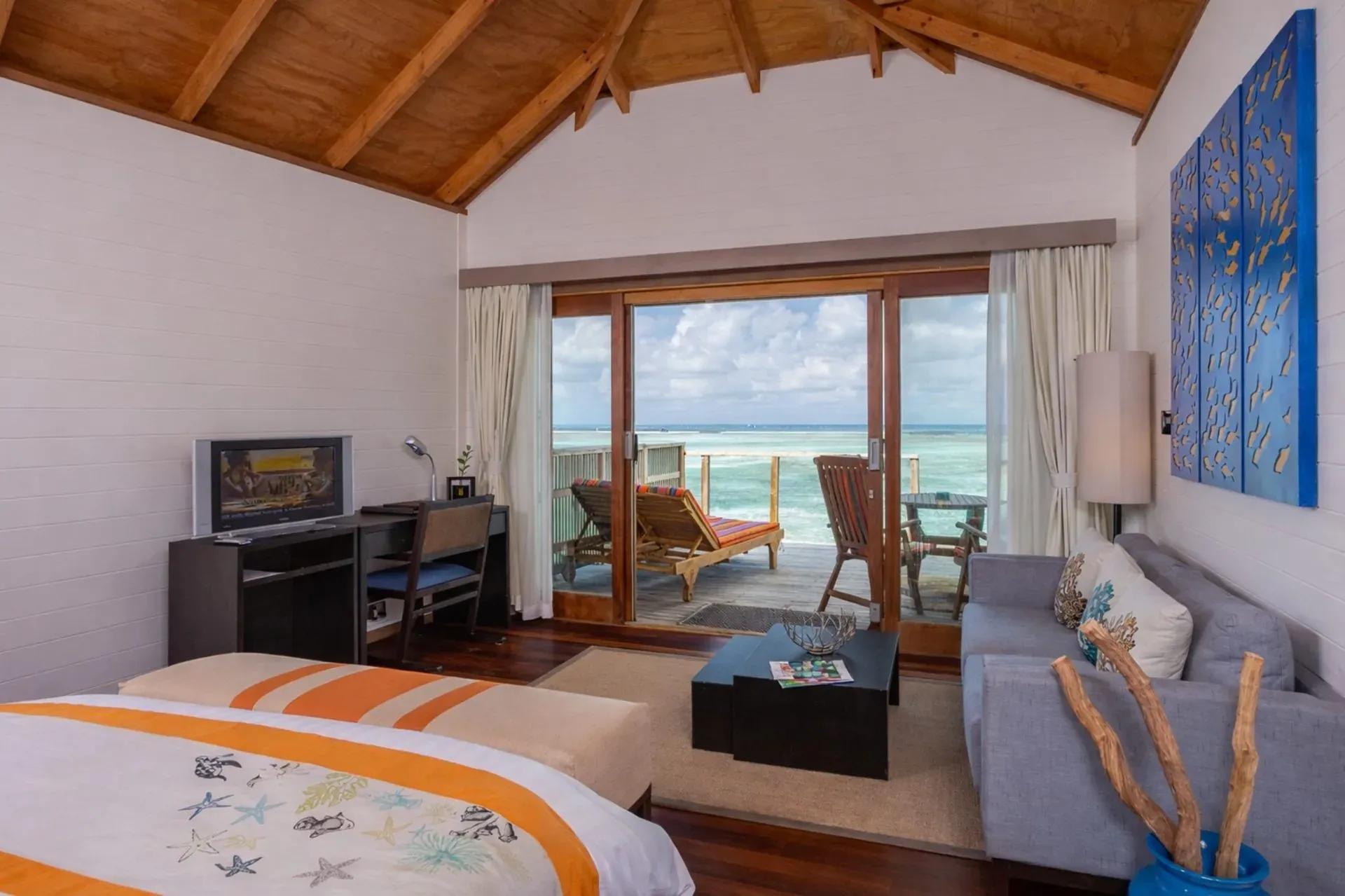 Interno della Ocean Villa con letto e terrazza vista mare al Meeru Island Resort & Spa