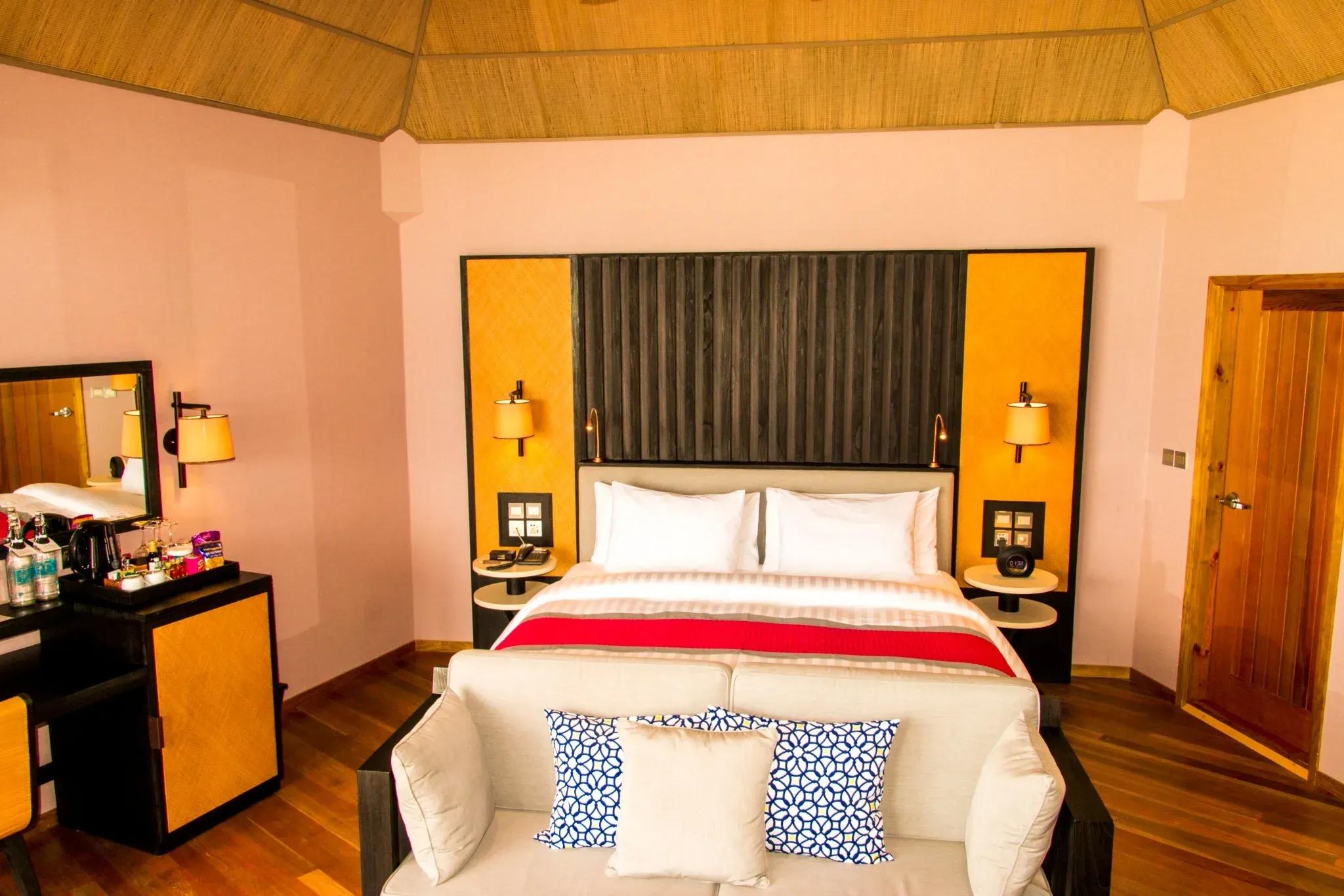 Camera Water Front Villa con letto matrimoniale e area soggiorno al Meeru Island Resort & Spa.