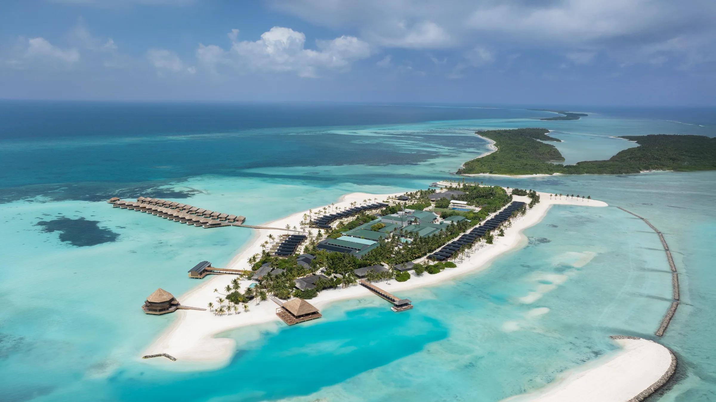 Veduta aerea del Nala Maldives By Jawakara con palme e ville sull'acqua.