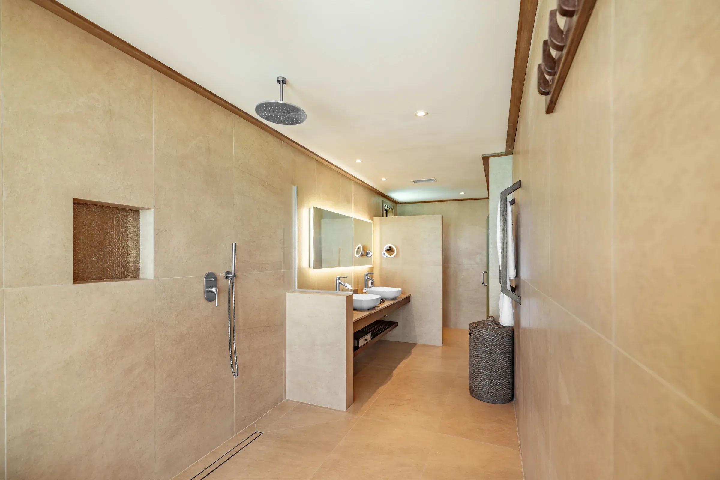 Bagno della Ocean Pool Villa con doppio lavabo e doccia a pioggia al Nala Maldives By Jawakara.
