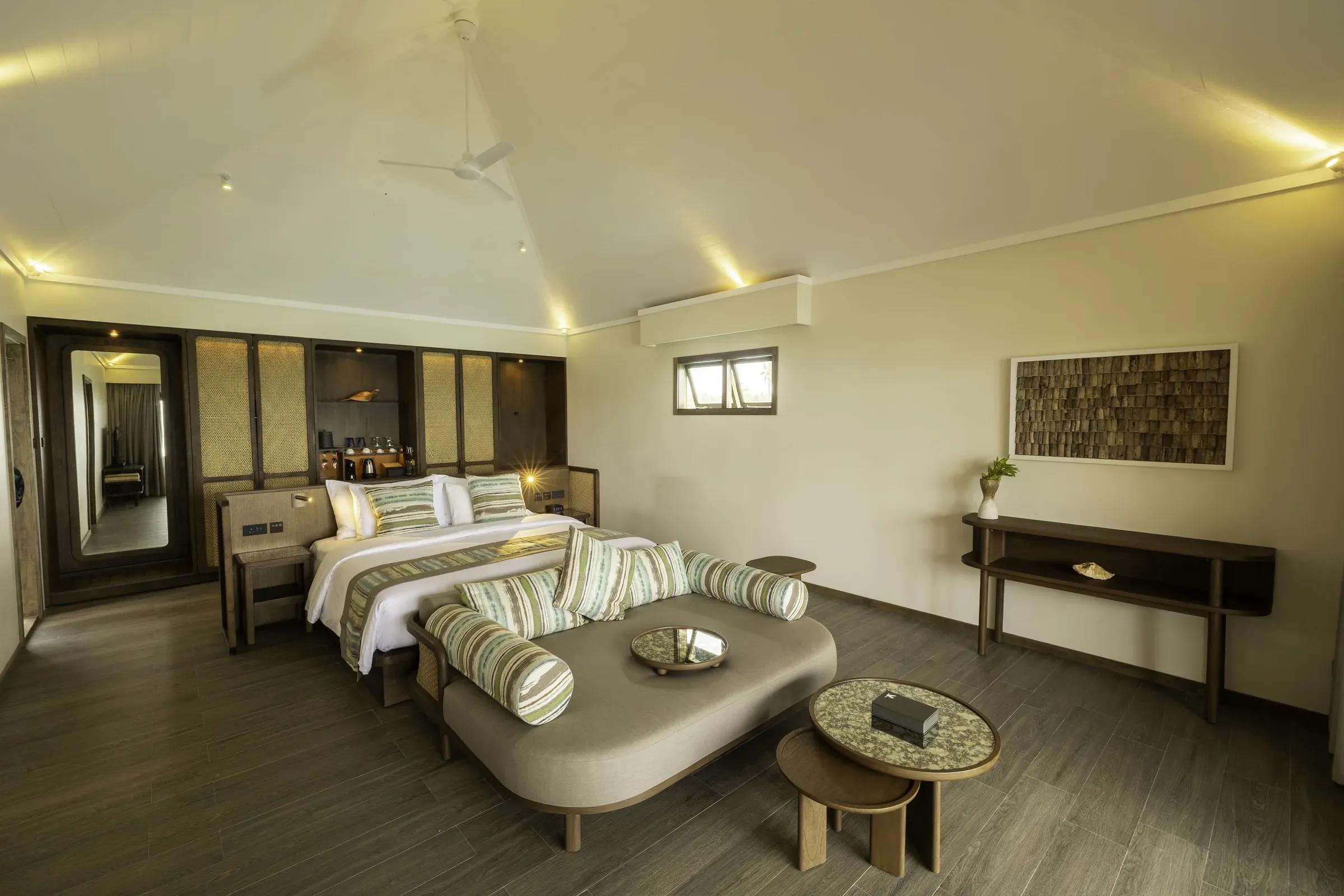 Interno della Ocean Pool Villa con letto matrimoniale e divano al Nala Maldives By Jawakara.
