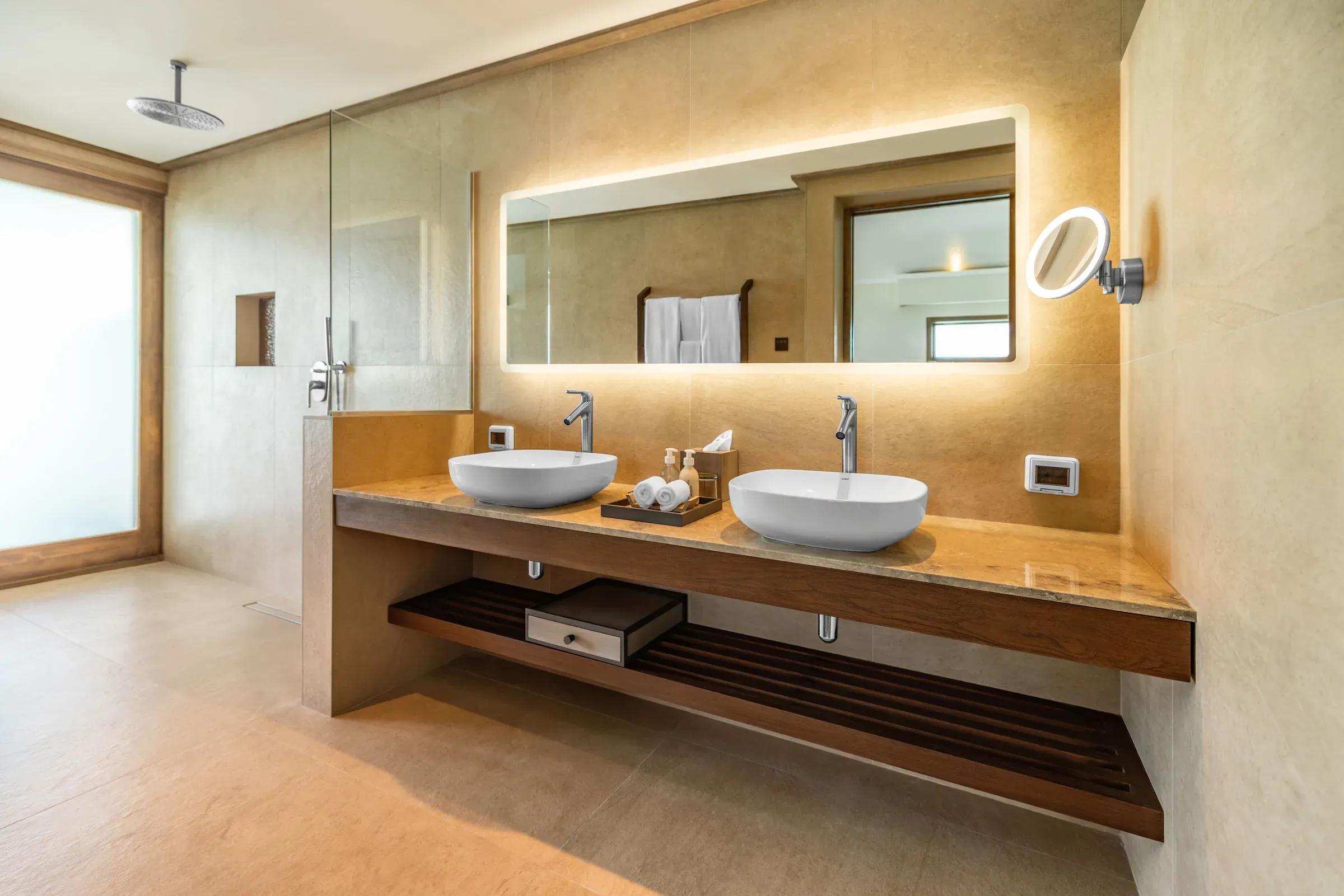 Bagno della Ocean Pool Villa con doppio lavabo e ampia doccia nel Nala Maldives By Jawakara.