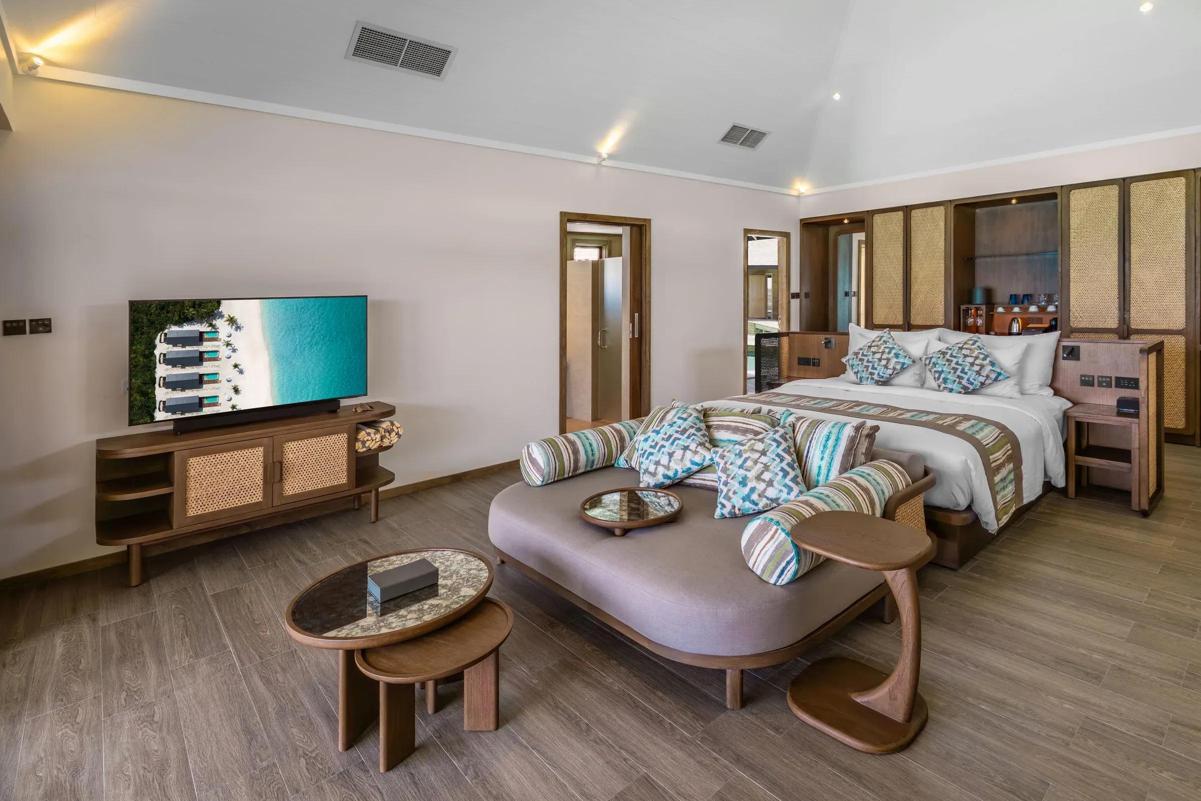 Interno della Ocean Pool Villa con letto matrimoniale e divano, Nala Maldives By Jawakara