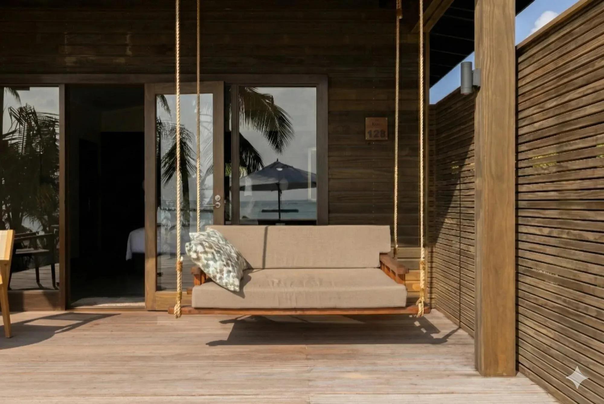 Veranda della Romantic Beach Villa con altalena in legno e vista mare al Nala Maldives By Jawakara.