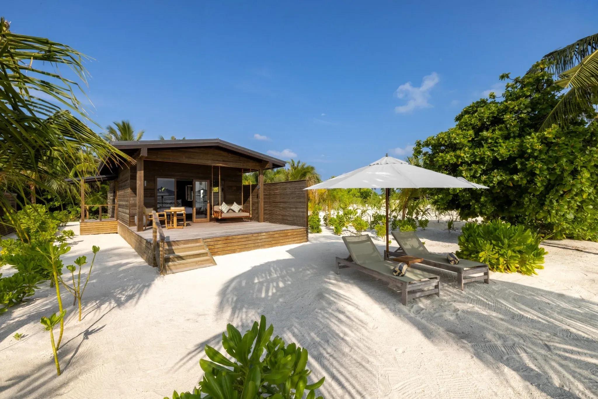 Romantic Beach Villa con terrazza in legno e lettini sulla sabbia al Nala Maldives By Jawakara.