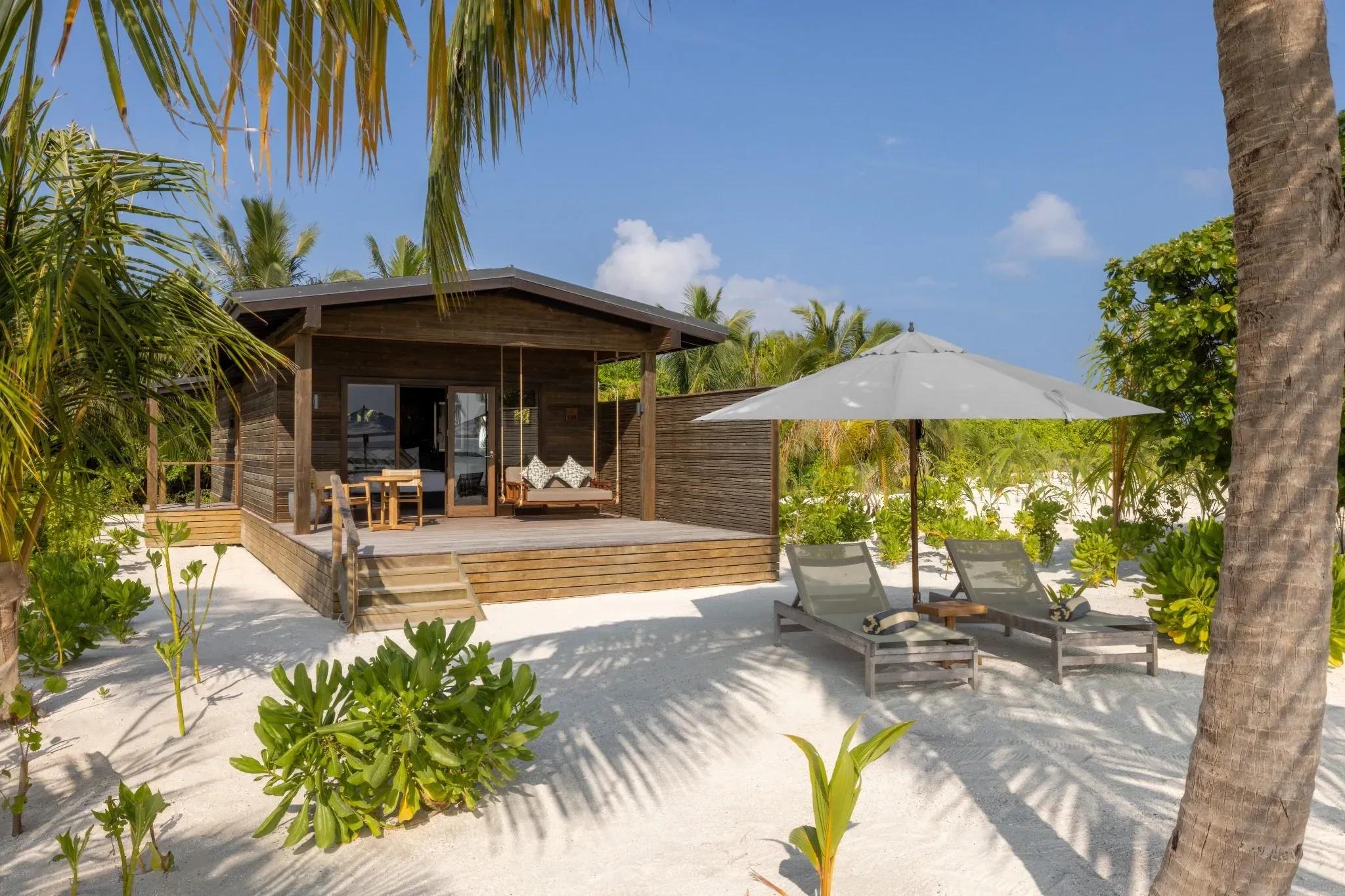 Terrazza e lettini sulla spiaggia della Romantic Beach Villa al Nala Maldives By Jawakara.