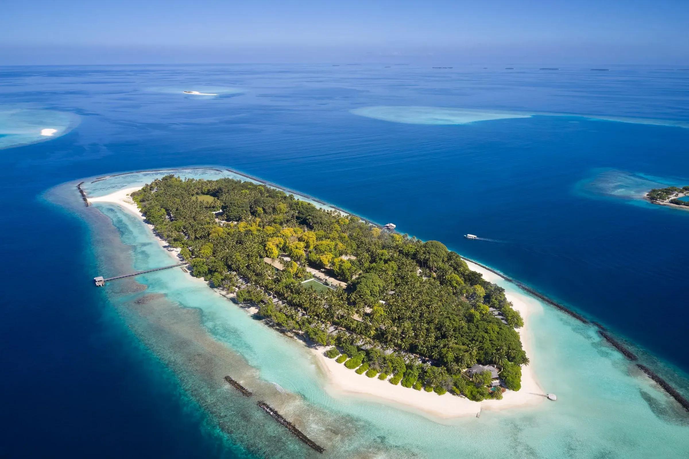 Vista aerea dell'isola con spiaggia e mare al Royal Island Resort & Spa.