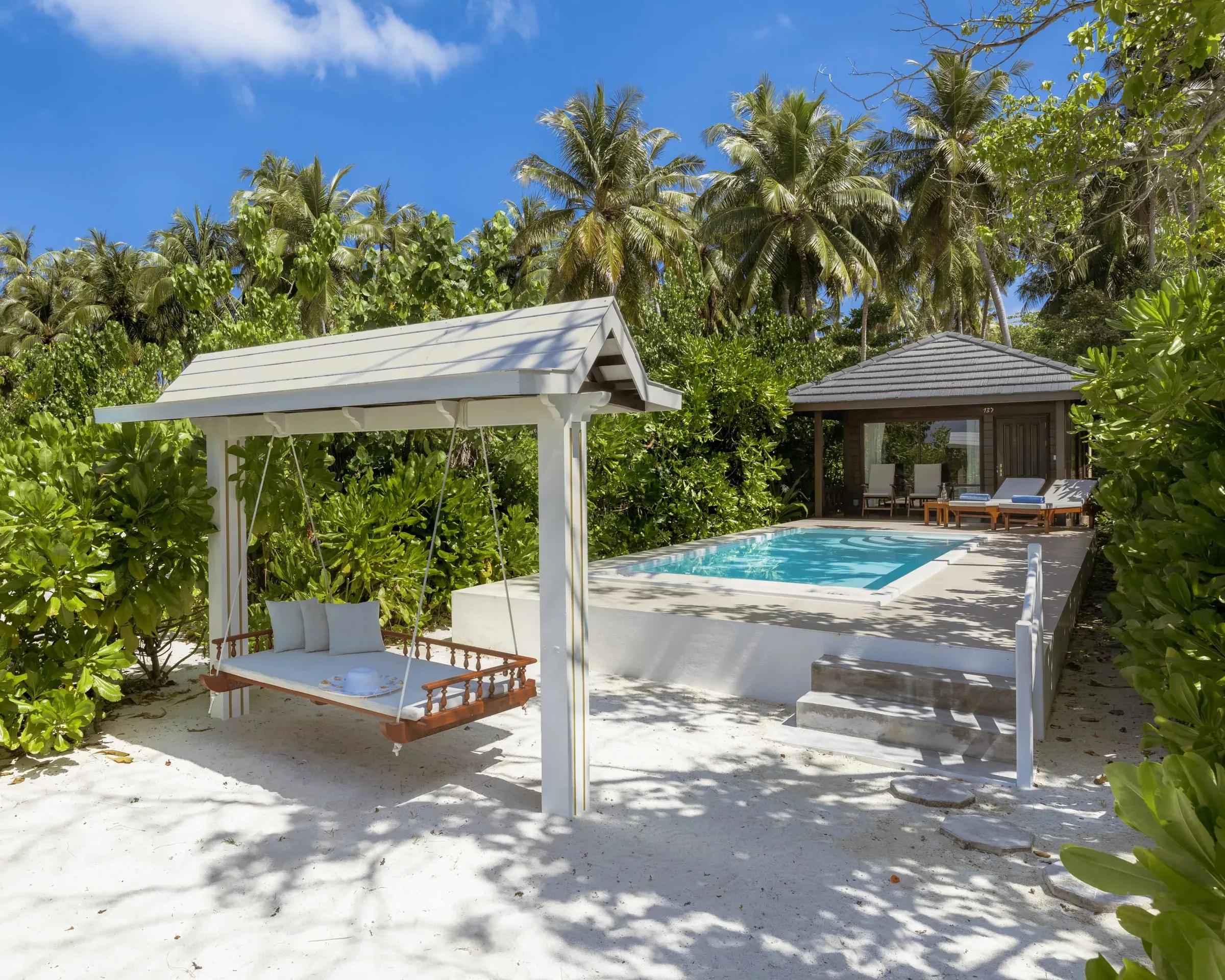 Piscina privata e gazebo con letto della Beach Pool Villa al Royal Island Resort & Spa, circondata da palme tropicali.