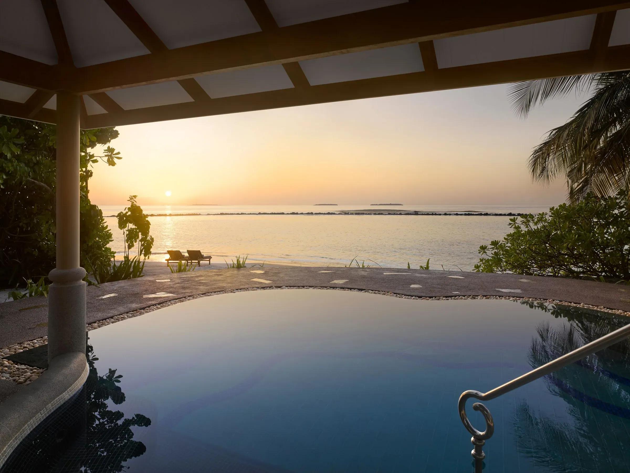 Piscina privata e vista mare al tramonto dalla Two Bedroom Beach Pool Residence del Royal Island Resort & Spa