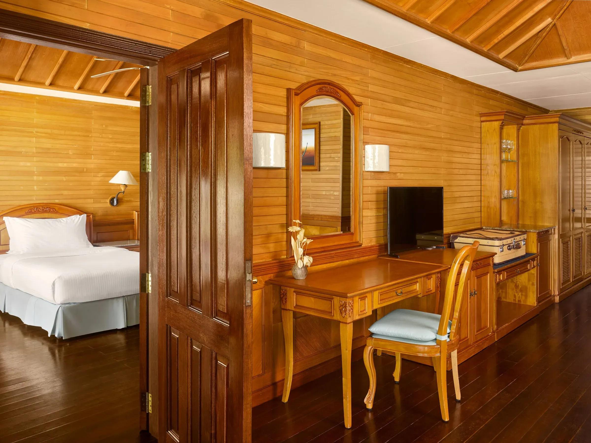 Camera con letto e scrivania in legno nella Two Bedroom Family Beach Villa al Royal Island Resort & Spa