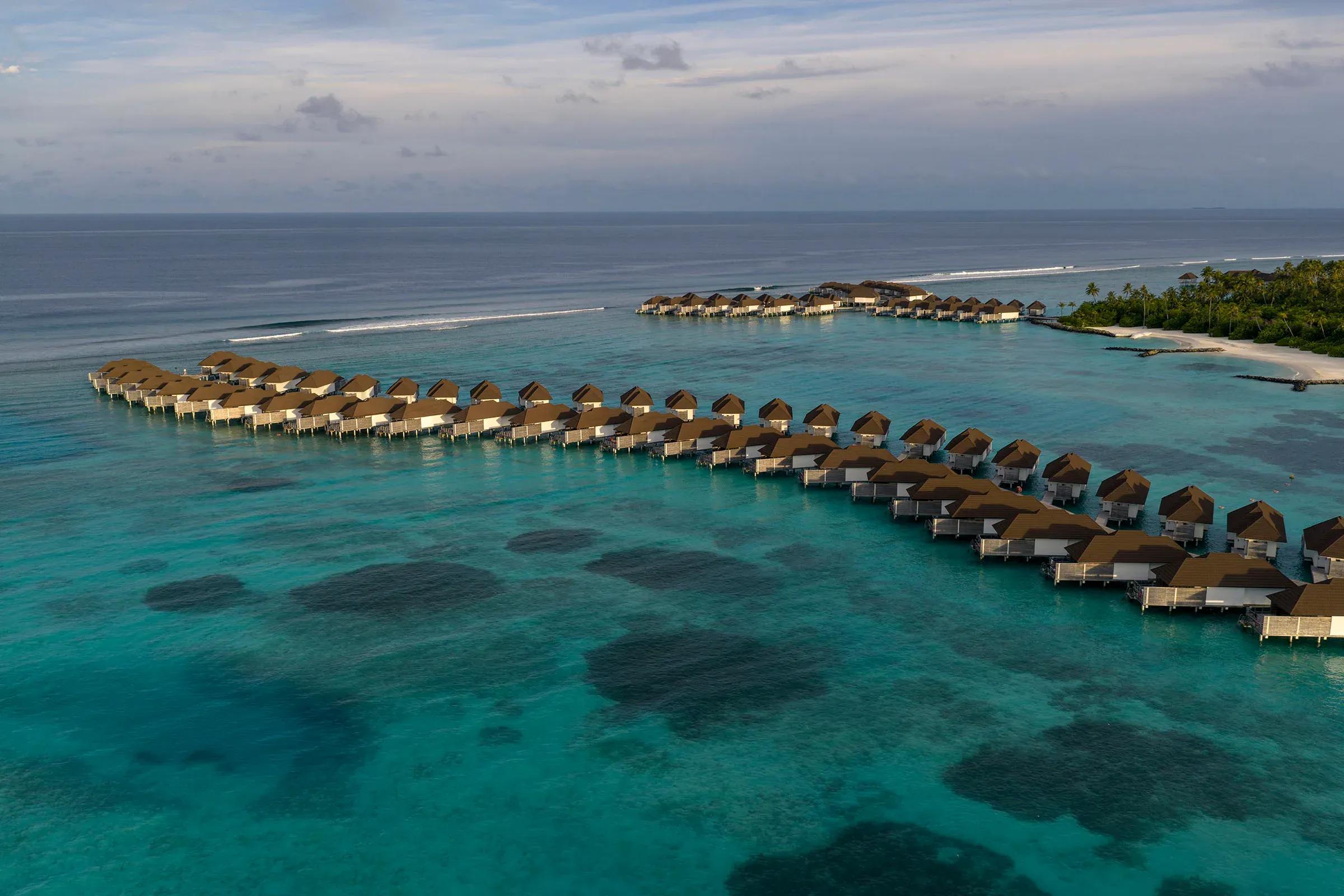 Villa sull'acqua e laguna turchese al Sun Siyam Olhuveli alle Maldive.