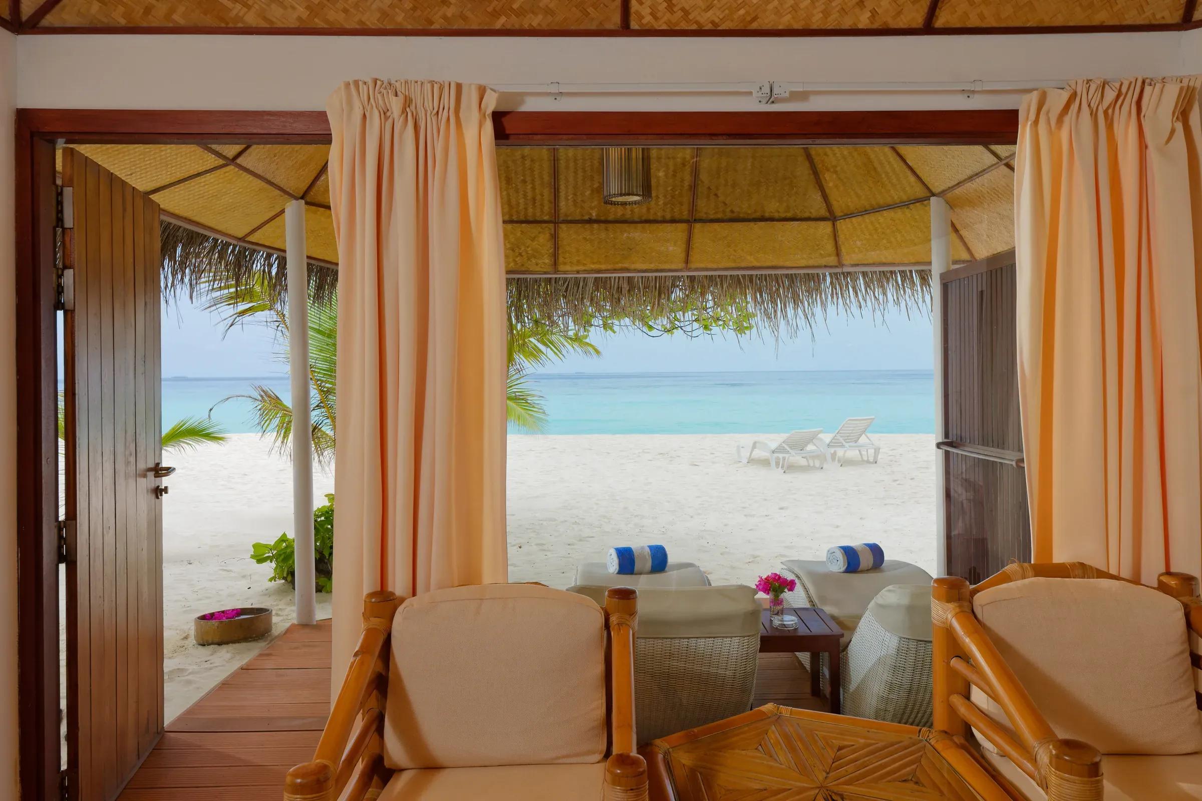 Interno del Beach Bungalow con accesso alla spiaggia e vista mare al Thulhagiri Island Resort & Spa.