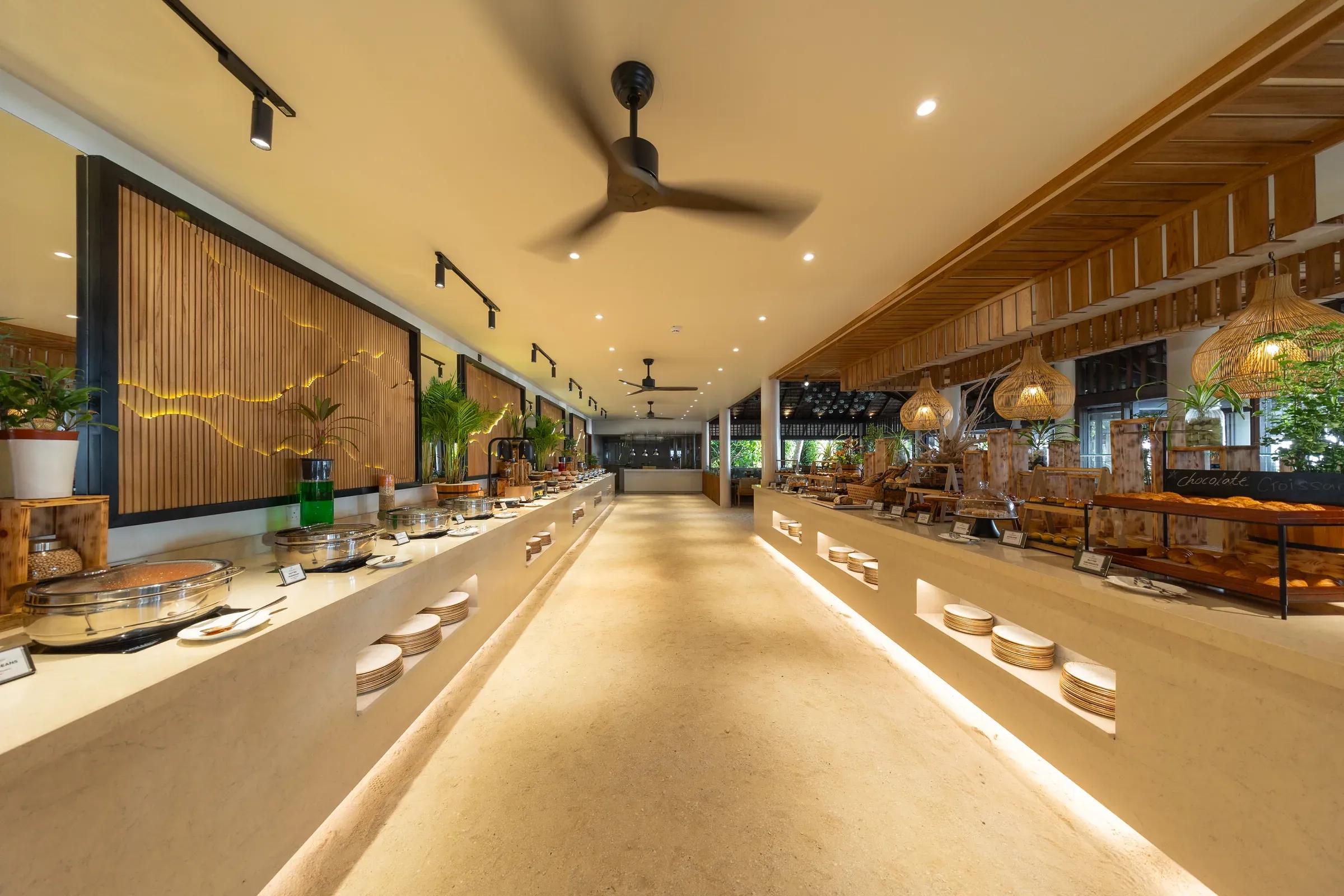Buffet ristorante con banconi e lampade in bambù al Veligandu Island Resort & Spa.