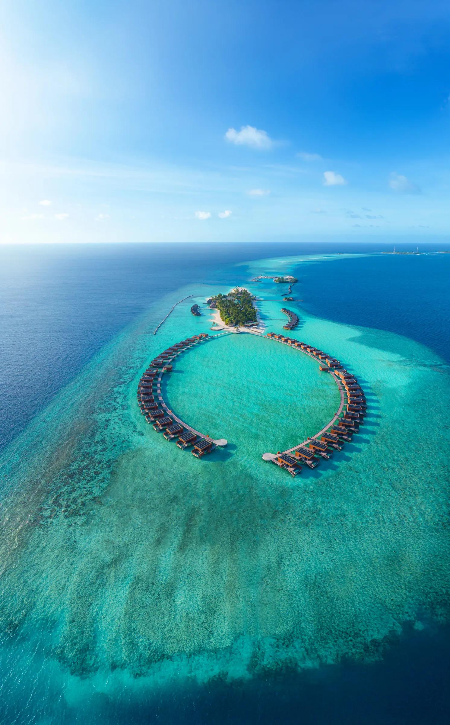 Bungalow sull'acqua a semicerchio presso Veligandu Island Resort & Spa e acque cristalline.