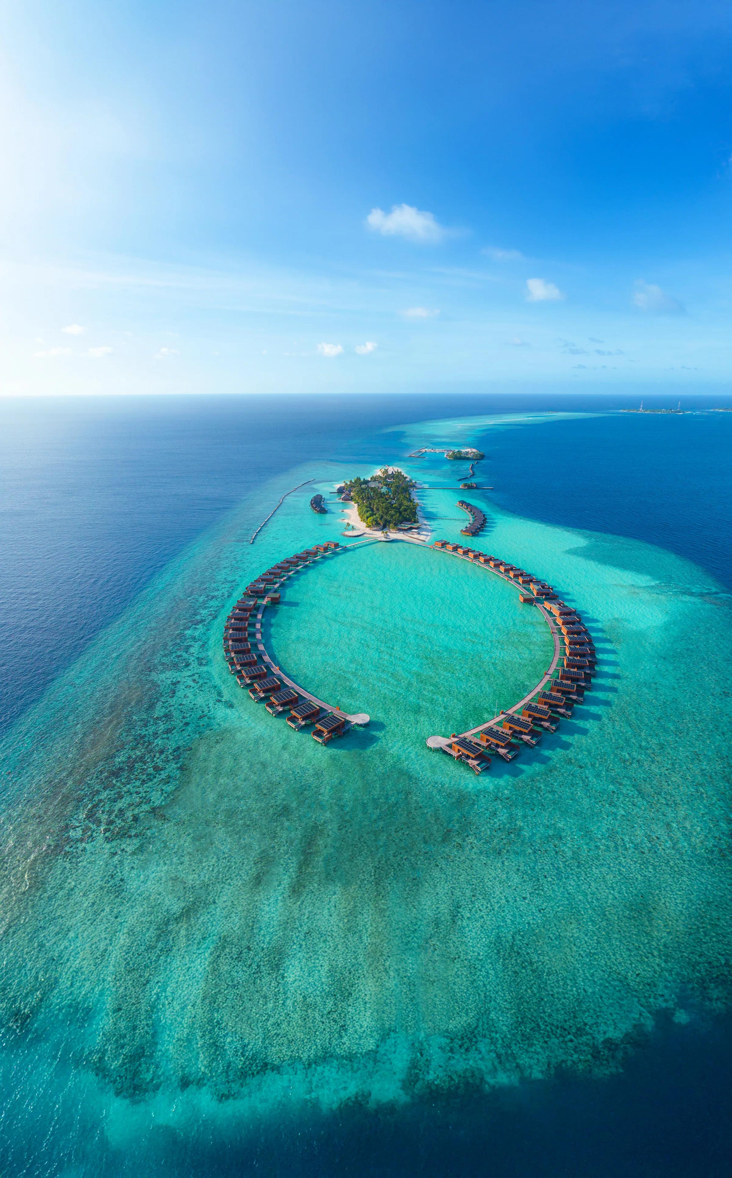 Bungalow sull'acqua a semicerchio presso Veligandu Island Resort & Spa e acque cristalline.