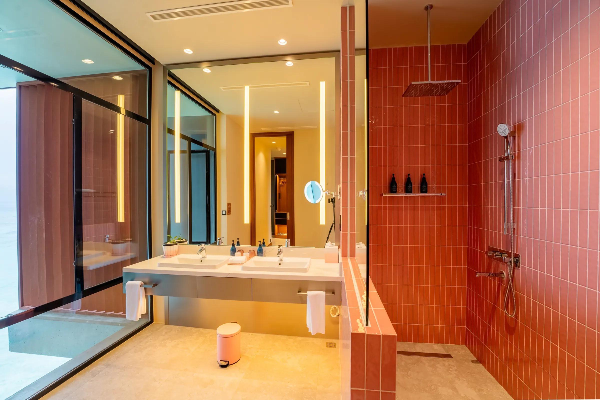 Bagno con doccia a pioggia e doppio lavabo della Ocean Pool Villa al Veligandu Island Resort & Spa