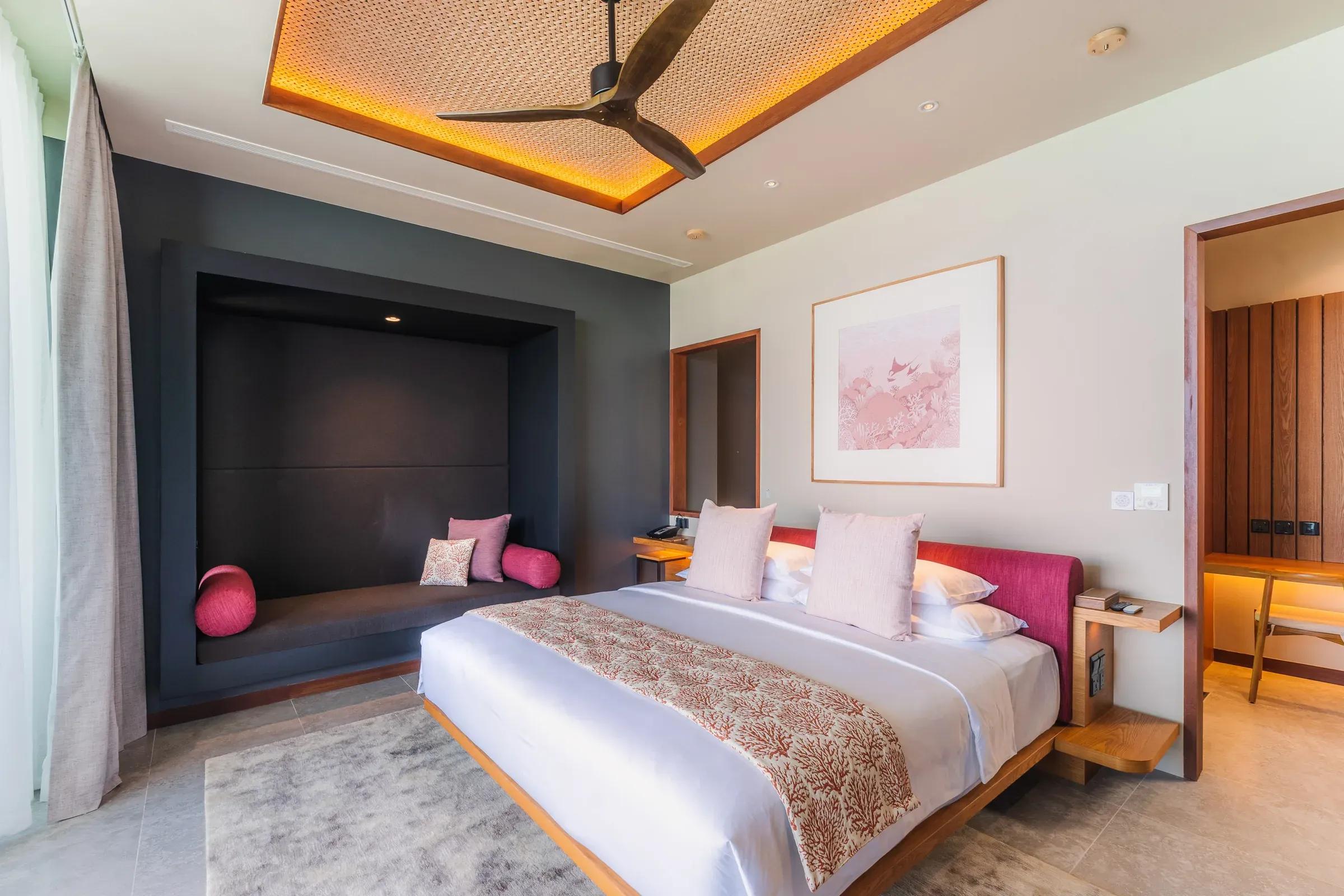 Camera Ocean Pool Villa - 2 Bedroom con letto matrimoniale e area relax al Veligandu Island Resort & Spa.