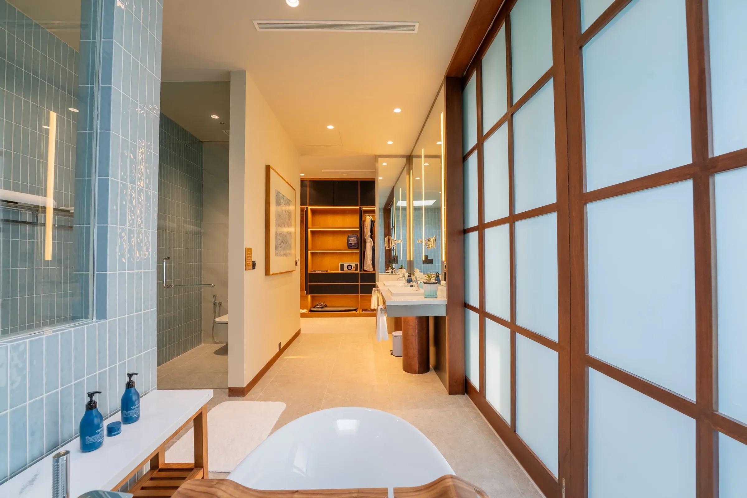 Bagno con vasca e lavabo nella Sunset Ocean Pool Villa - 2 Bedroom del Veligandu Island Resort & Spa.