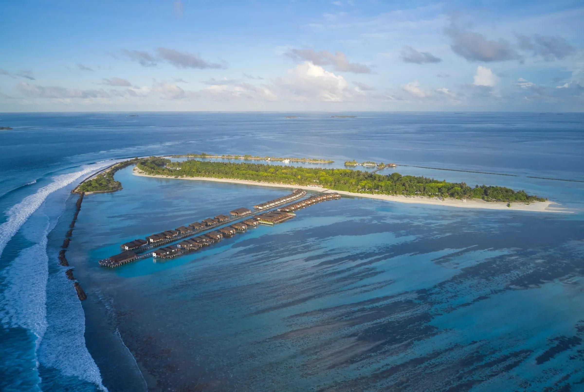 Vista aerea dell'isola tropicale e ville sull'acqua del Villa Nautica, Paradise Island alle Maldive.