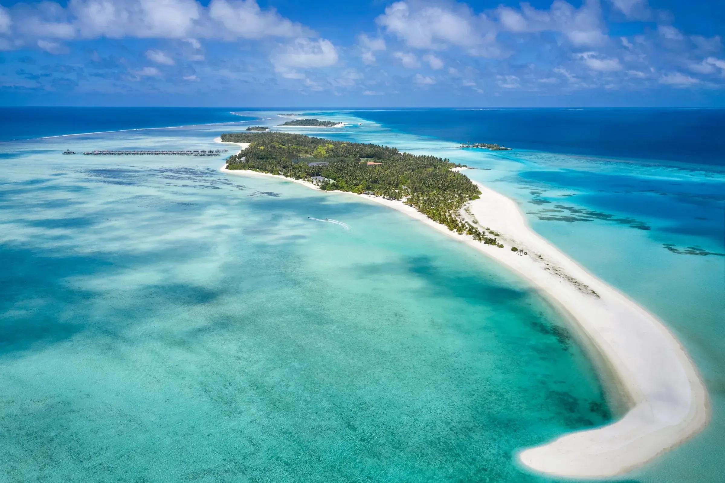 Vista aerea mozzafiato dell'isola che ospita il Villa Park Sun Island Resort & Spa, immerso in acque cristalline e spiagge bianche paradisiache.