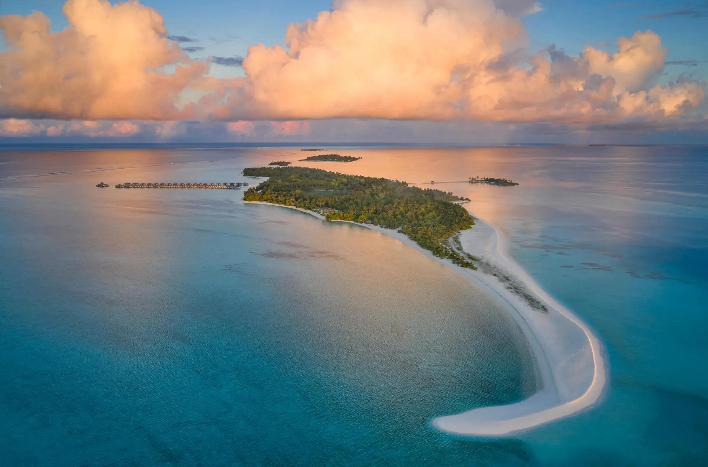 Veduta mozzafiato dell'isola con cieli dorati al tramonto presso il Villa Park Sun Island Resort & Spa.
