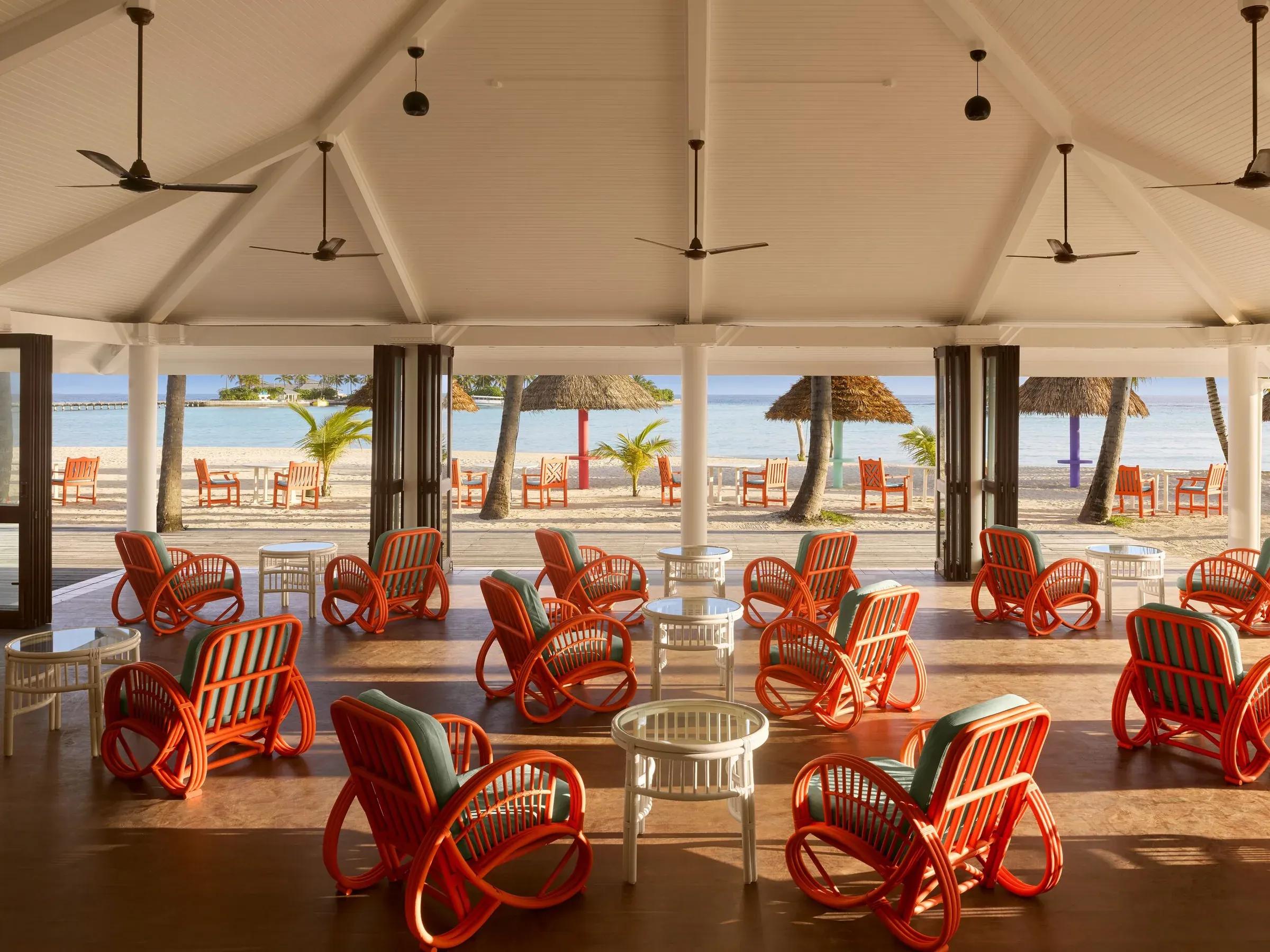 Area ristorante con sedie arancioni e ventilatori a soffitto al Villa Park Sun Island Resort & Spa.
