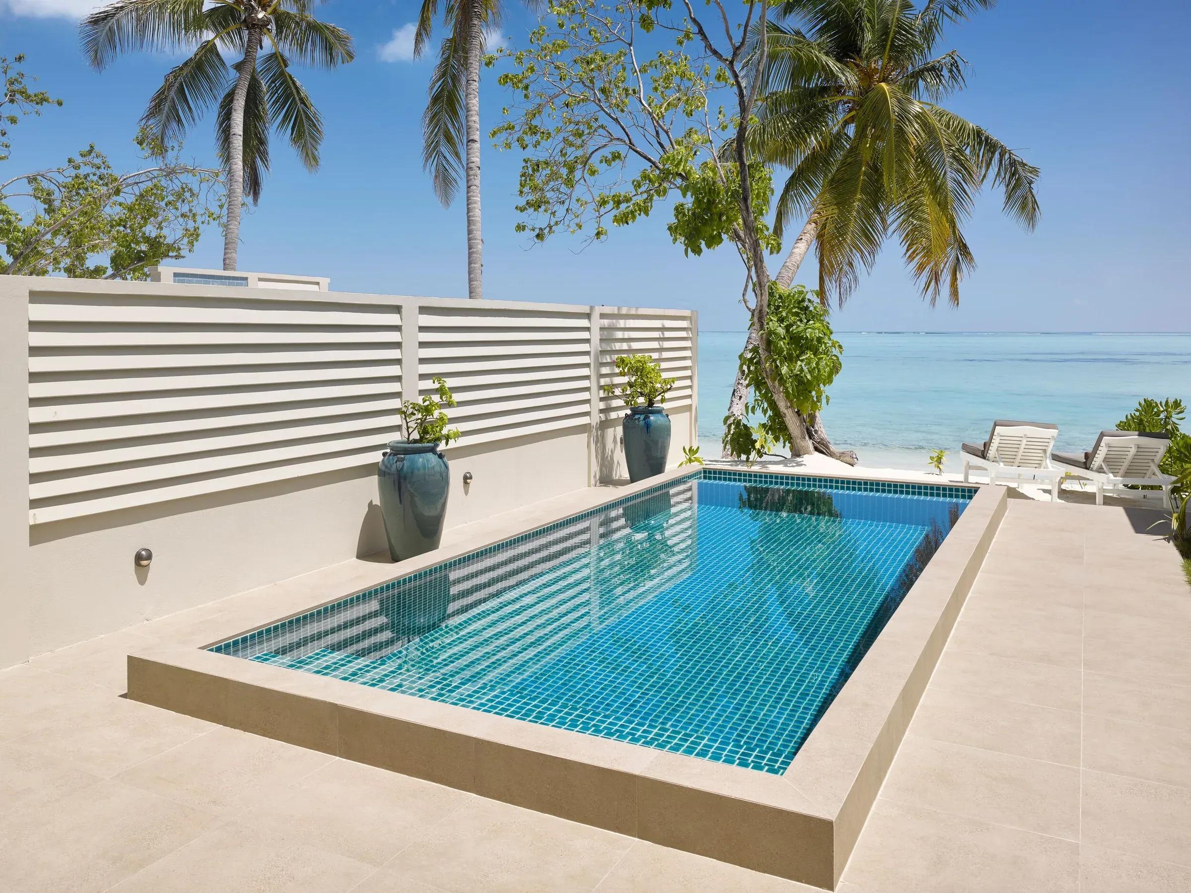 Patio privato della Beach Pool Villa con piscina, lettini e accesso diretto alla spiaggia di sabbia bianca e alla laguna turchese del Villa Park Sun Island Resort & Spa.