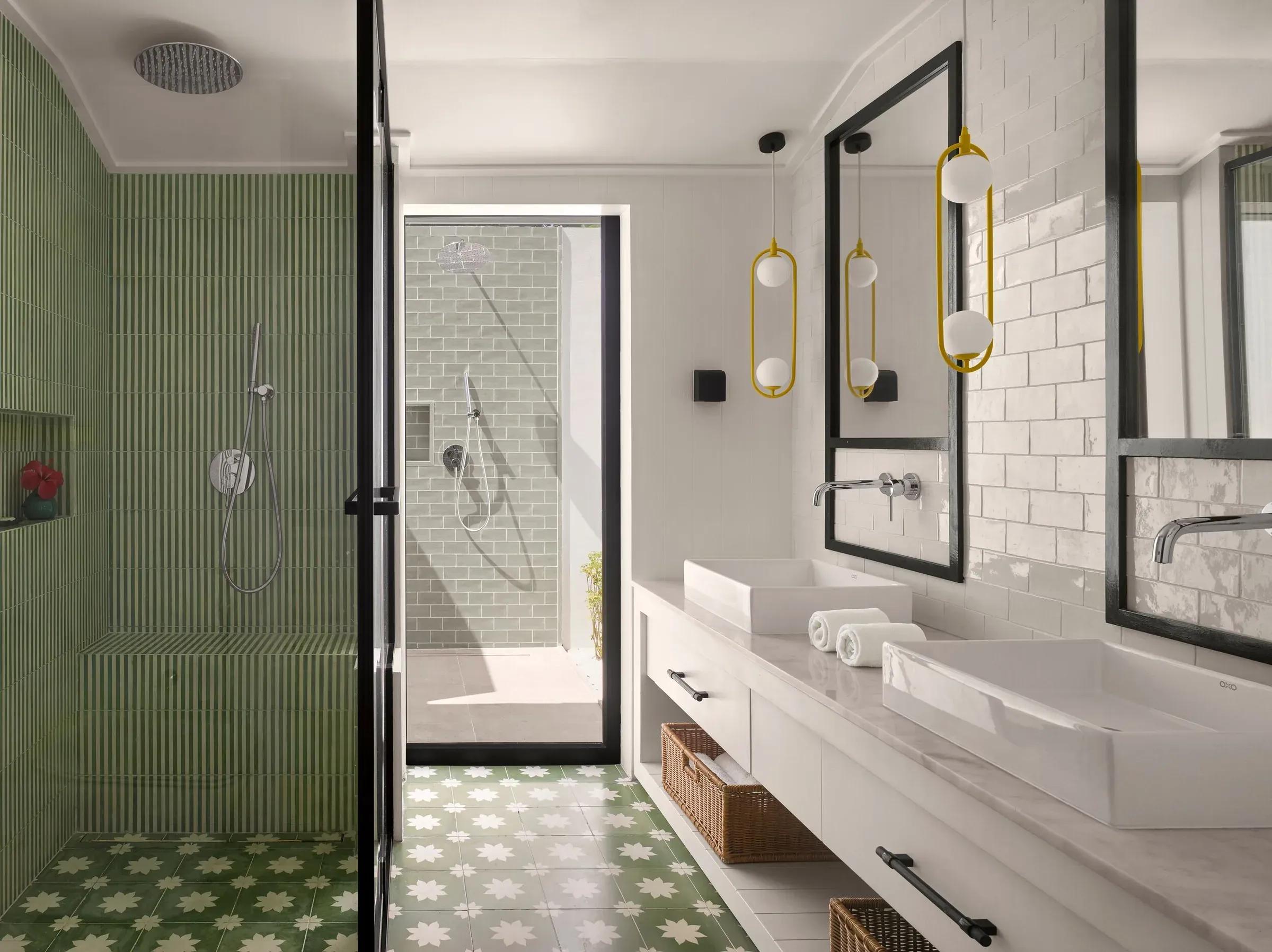 Elegante bagno della Beach Pool Villa con doppio lavabo, ampia doccia a pioggia interna e accesso a una doccia esterna privata, caratterizzato da un design moderno con piastrelle verdi e dettagli di lusso al Villa Park Sun Island Resort & Spa.