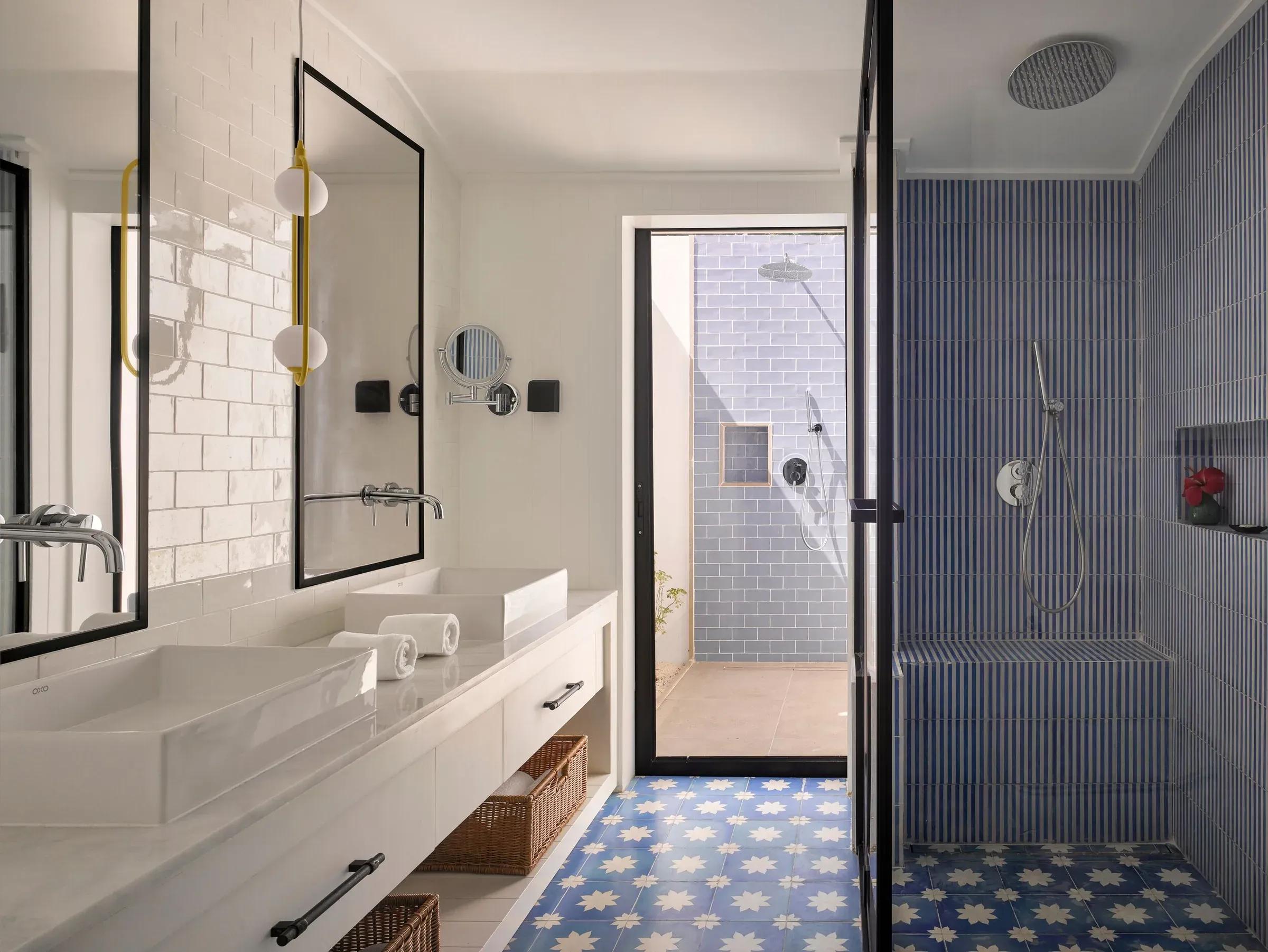 Lussuoso bagno della Beach Villa with Whirlpool con doppio lavabo di design, ampia doccia a pioggia interna e accesso a una doccia privata esterna, presso il Villa Park Sun Island Resort & Spa.