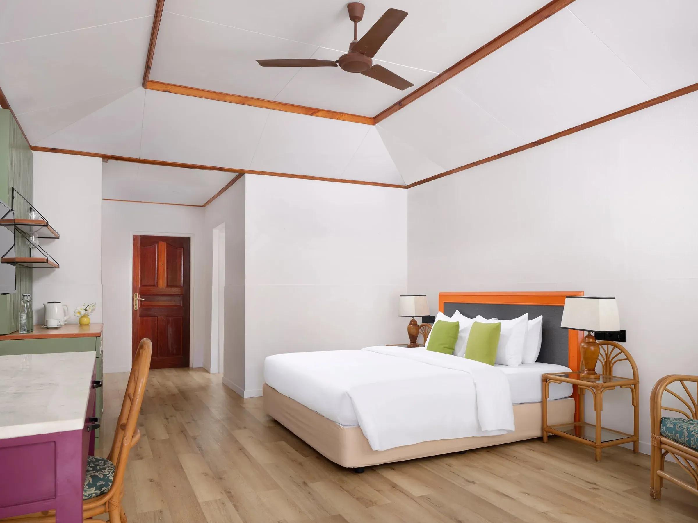 Elegante camera da letto della Island Villa presso il Villa Park Sun Island Resort & Spa, con un letto matrimoniale raffinato, lampade chic e arredi in legno naturale. L'atmosfera luminosa e accogliente offre uno spazio di lusso e relax perfetto per il soggiorno.