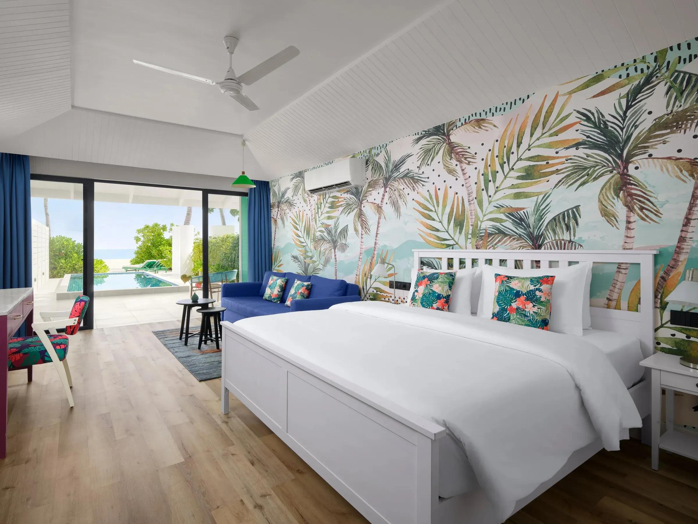 Lagoon Beach Pool Villa con letto matrimoniale e terrazza con piscina al Villa Park Sun Island Resort & Spa