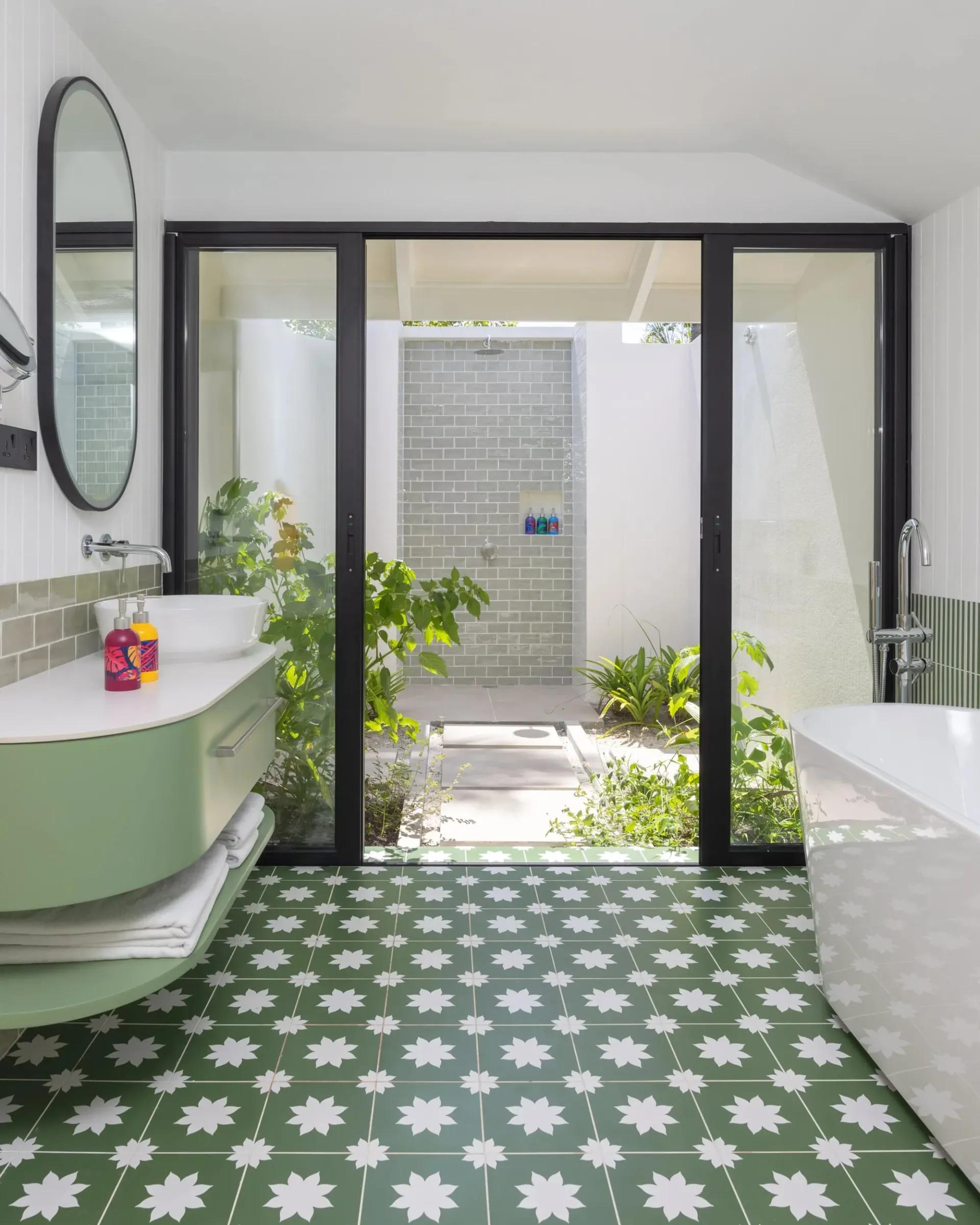 Bagno con vasca e doccia esterna con piante nella Lagoon Beach Pool Villa del Villa Park Sun Island Resort & Spa.