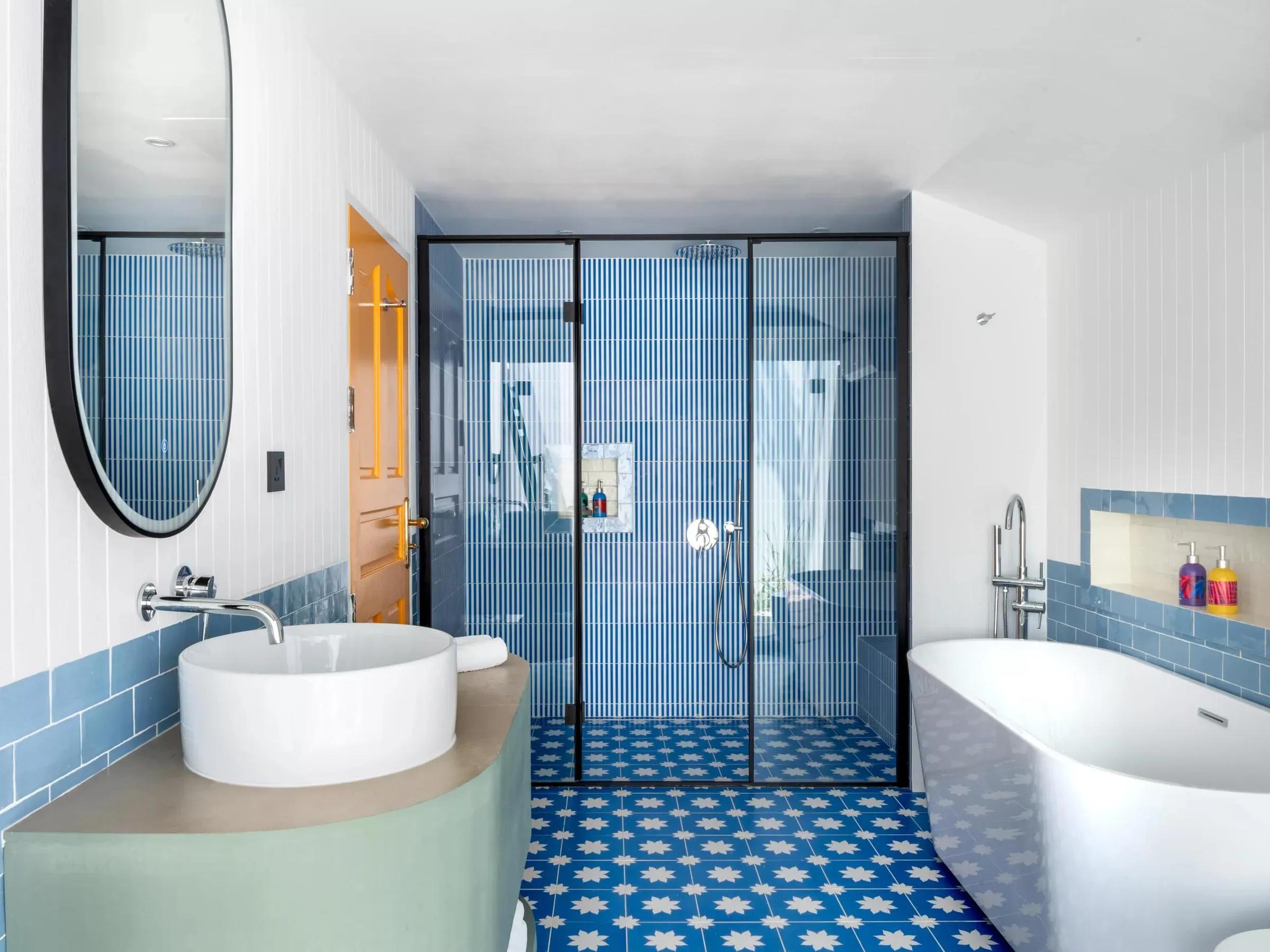 Bagno Lagoon Beach Pool Villa con vasca rotonda bianca e doccia in vetro con piastrelle blu al Villa Park Sun Island Resort & Spa