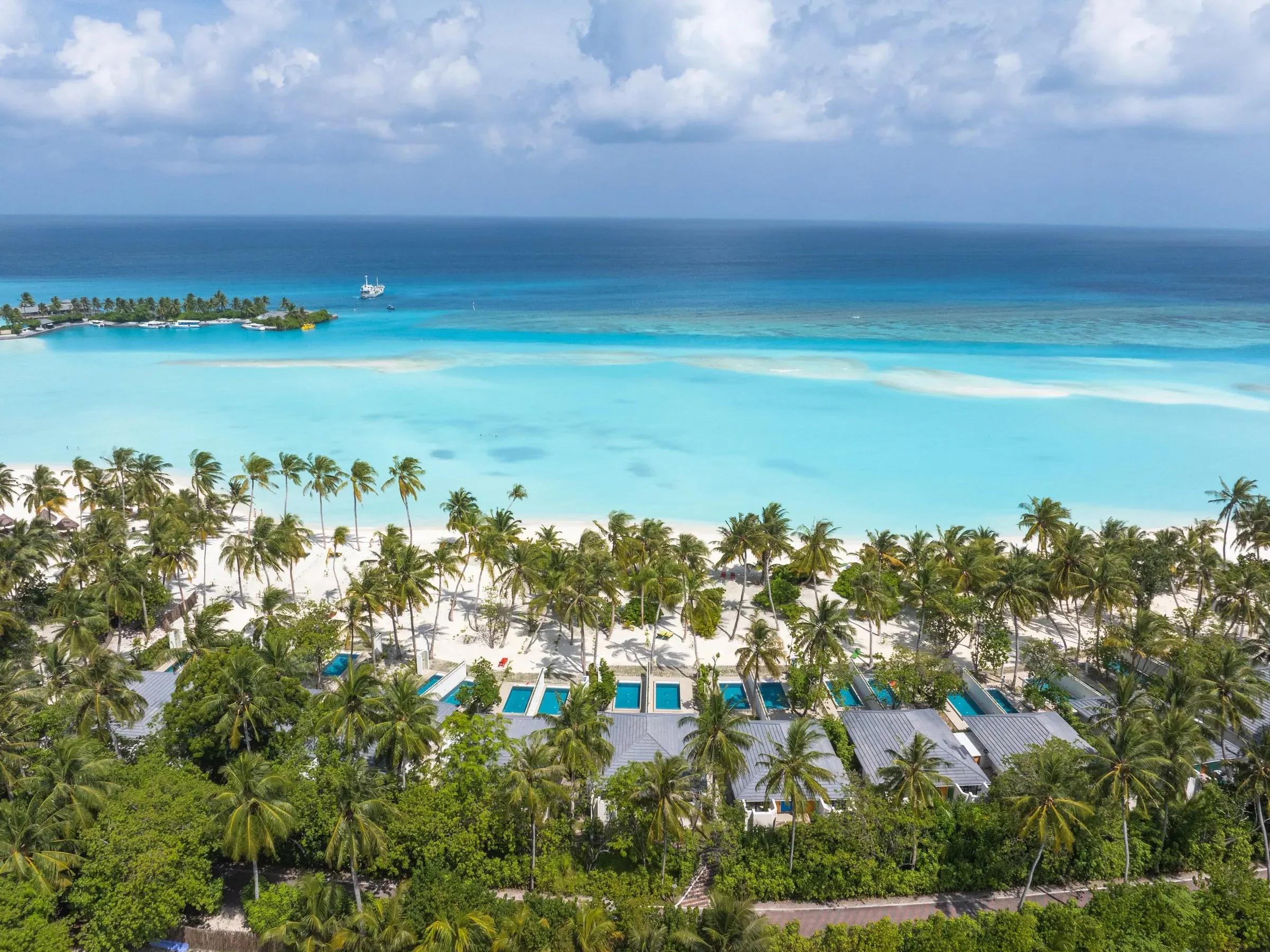 Villa con piscina e palme sulla spiaggia con laguna turchese, Lagoon Beach Pool Villa al Villa Park Sun Island Resort & Spa