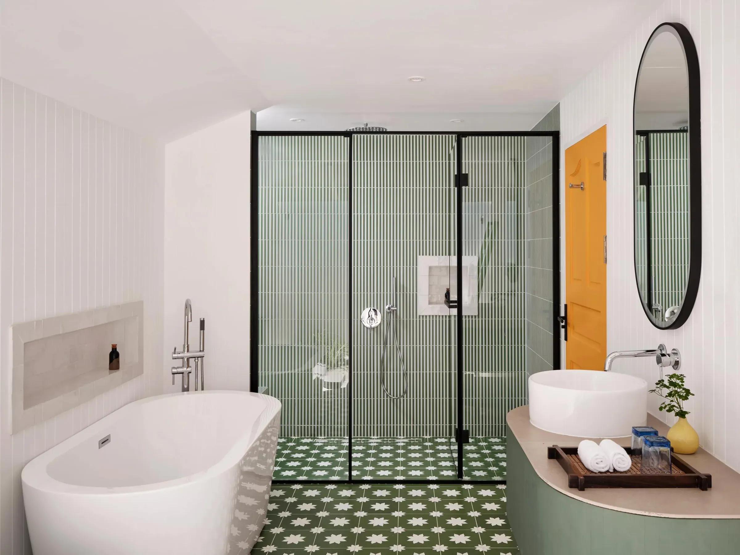 Elegante bagno della Lagoon Beach Villa del Villa Park Sun Island Resort & Spa, con vasca da bagno di design, doccia moderna con pareti in vetro, lavabo rotondo e dettagli raffinati.