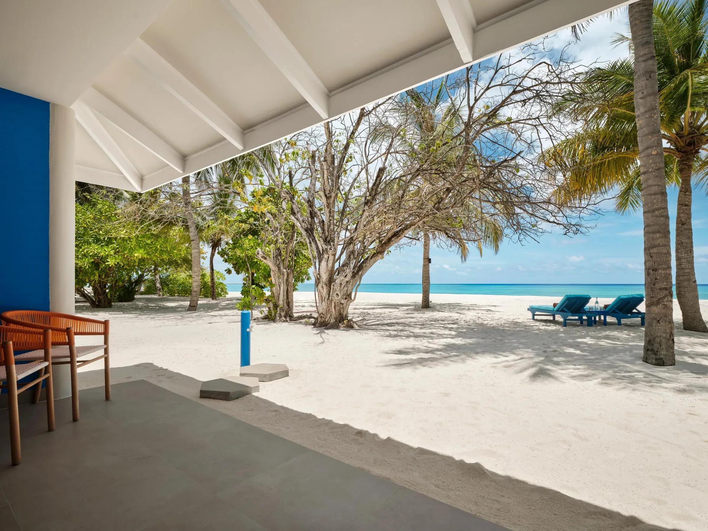 Vista incantevole dalla Lagoon Beach Villa con spiaggia privata di sabbia bianca e sedie a sdraio affacciate sull'oceano turchese al Villa Park Sun Island Resort & Spa.