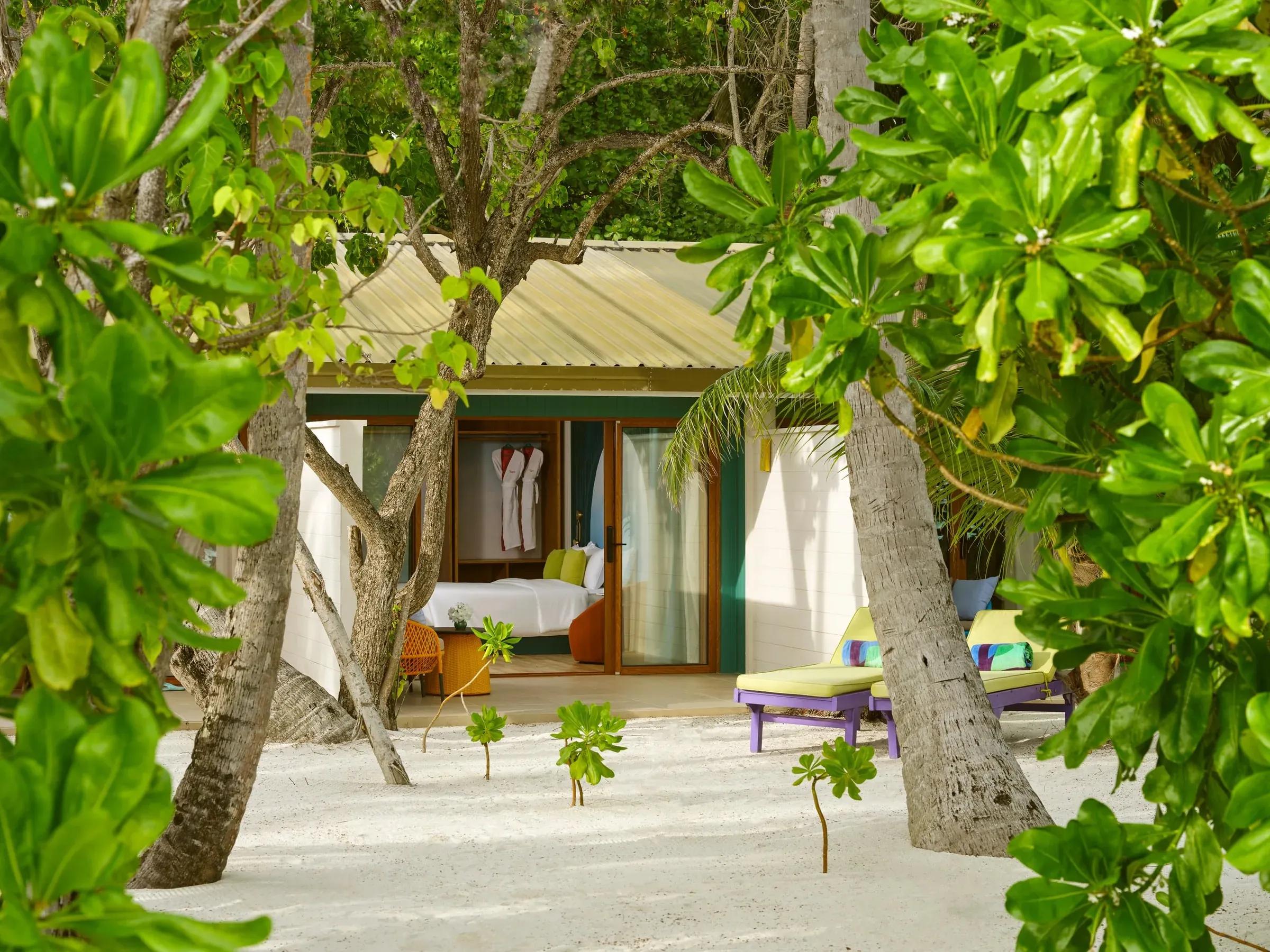 Lusso tropicale presso la Sunset Deluxe Beach Villa del Villa Park Sun Island Resort & Spa, con accesso diretto alla spiaggia sabbiosa e lusureggianti giardini verdi.