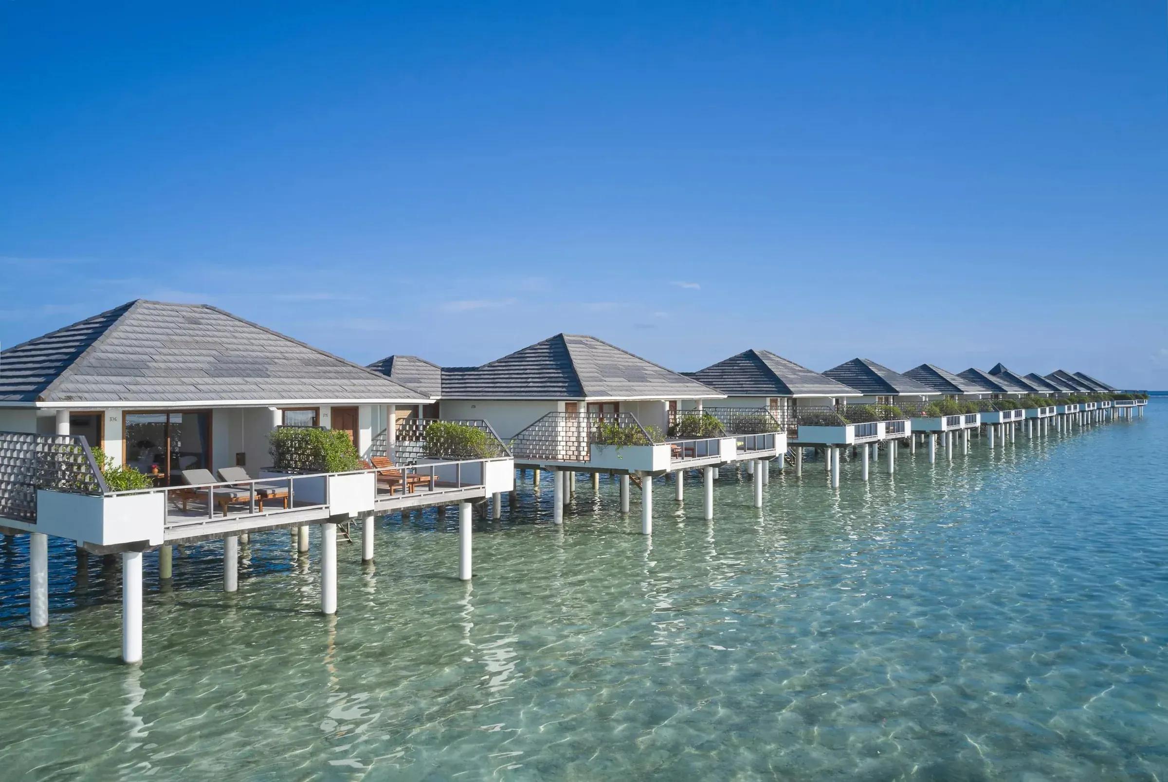 Sunset Water Villa su palafitte con terrazza e acqua cristallina al Villa Park Sun Island Resort & Spa alle Maldive