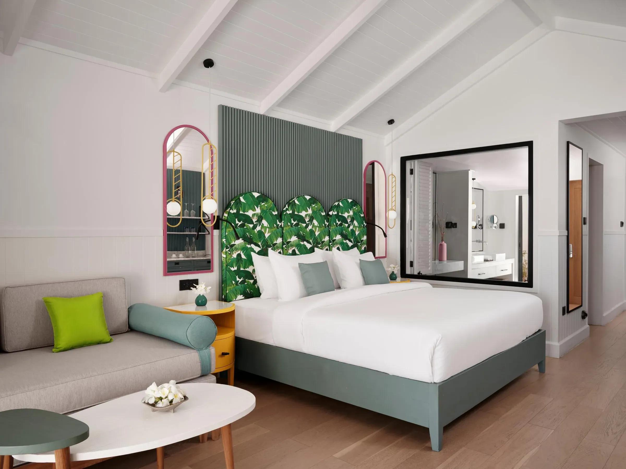 Interno della Two Bedroom Beach Pool Villa con letto matrimoniale e divano al Villa Park Sun Island Resort & Spa.