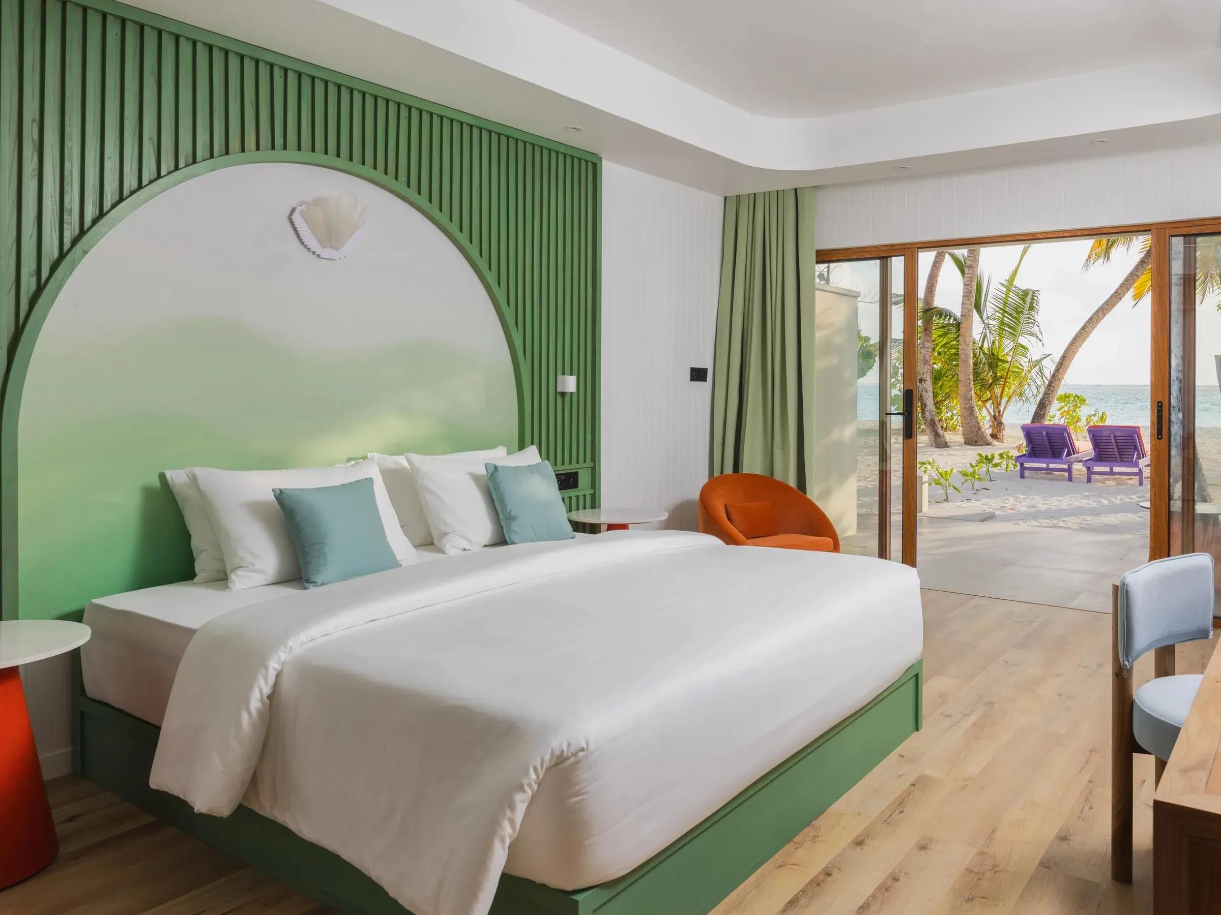 Elegante camera da letto della Two Bedroom Family Beach Villa con letto king-size, arredi moderni e accesso diretto alla spiaggia di sabbia bianca del Villa Park Sun Island Resort & Spa.