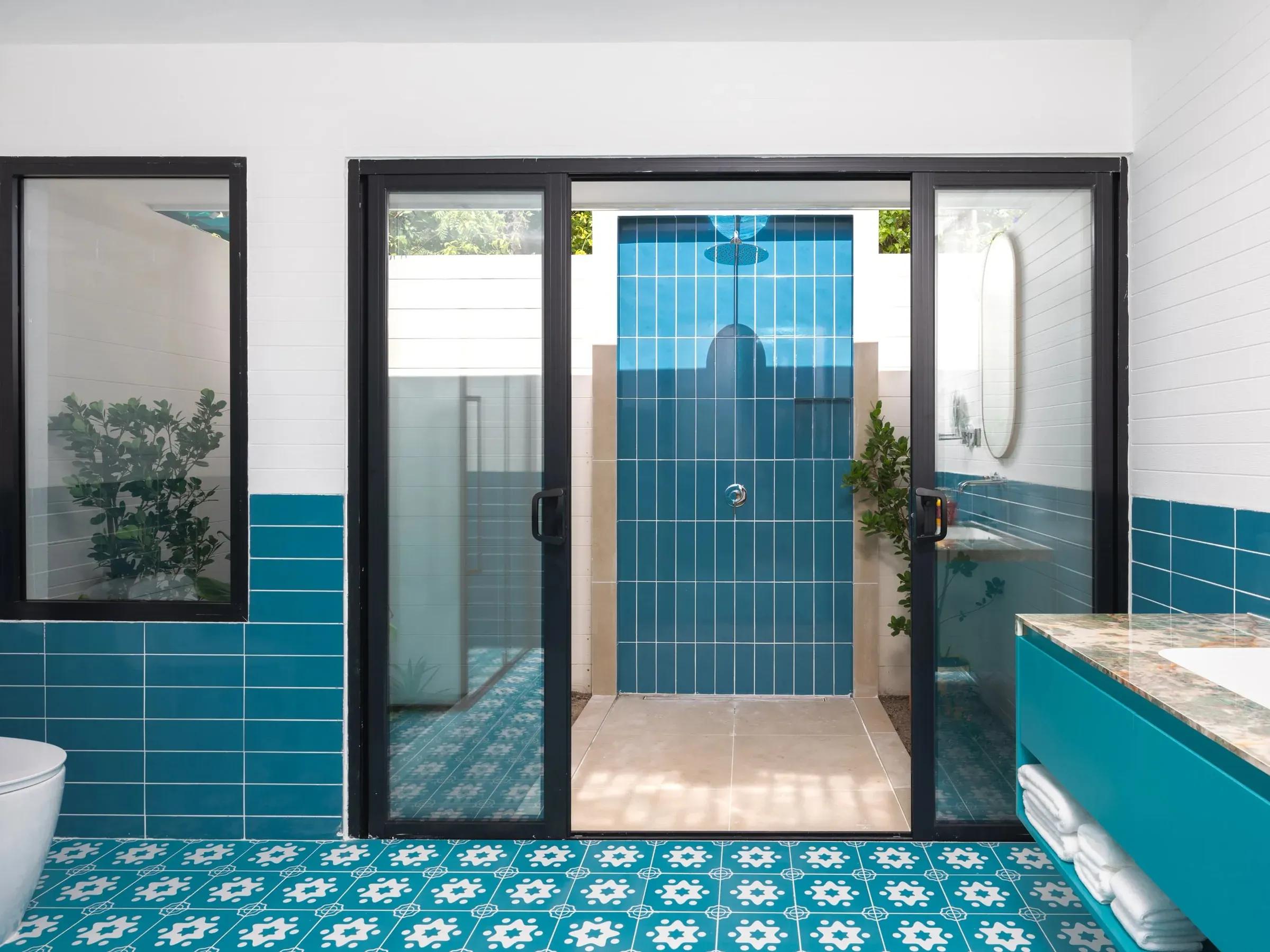 Bagno della Two Bedroom Family Beach Villa con doccia esterna e pareti in cristallo al Villa Park Sun Island Resort & Spa.